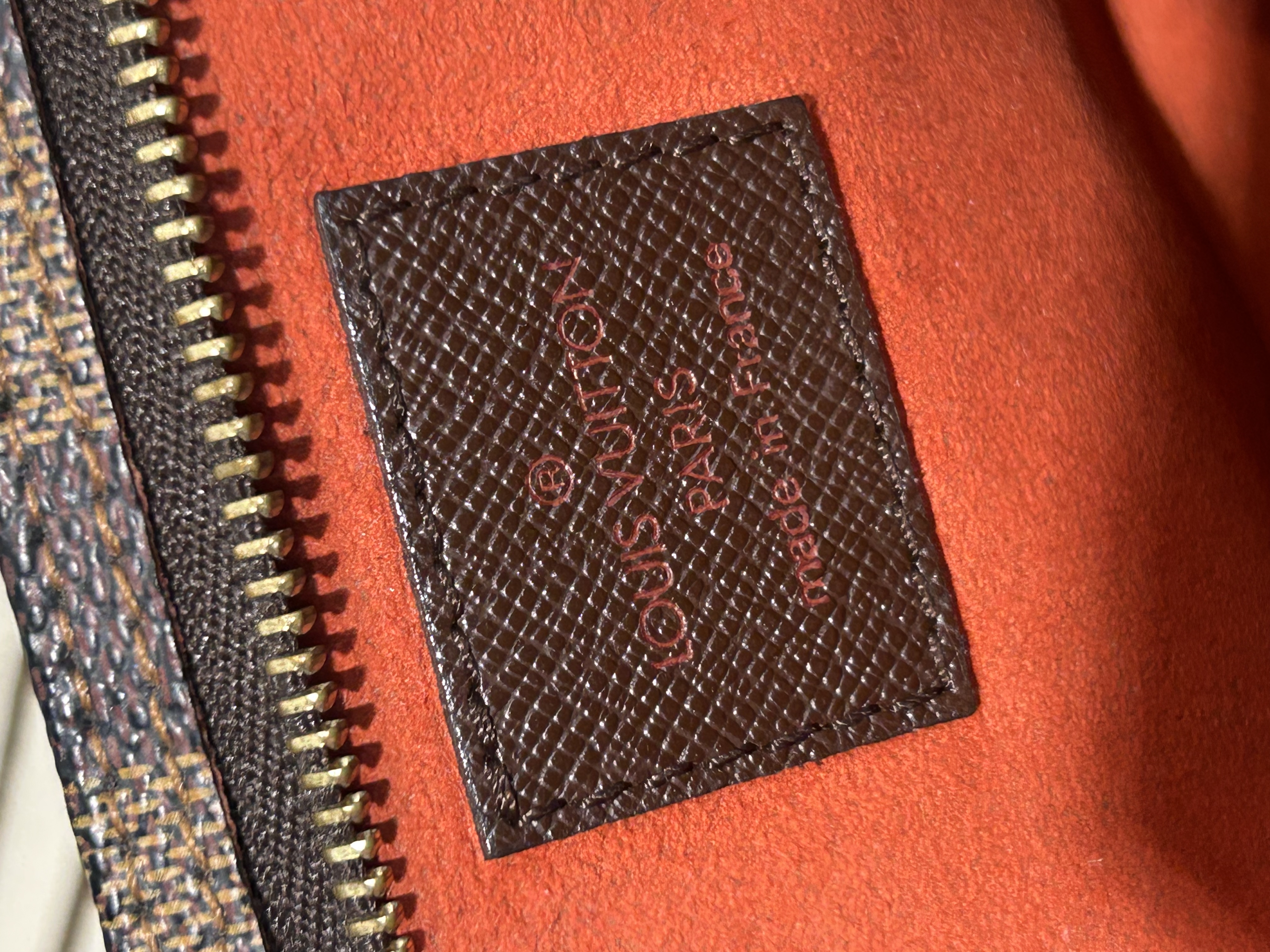 LV Pochette Damier 100%Authentic, 95%new