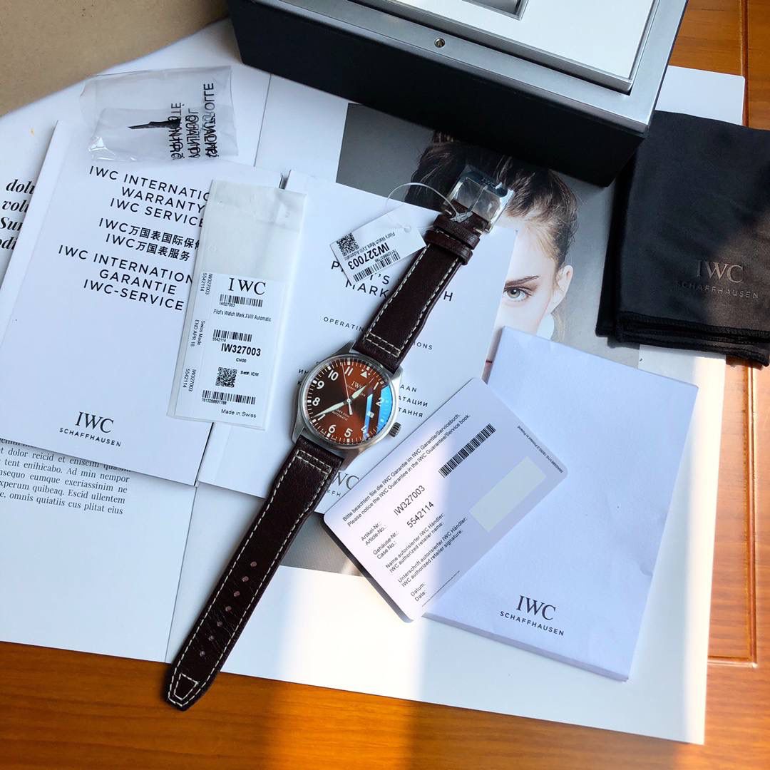 硬货首发，市场独家！IW327003，316L精钢材质，非凡工艺，让小厂知难而退！万国飞行员马克十八传承腕表，采用原装瑞士ETA王牌机芯w-300,40mm表径，全数字刻度超强夜光，双面防反光凸状蓝宝石玻璃表镜。独家渠道进口意大利SANTONI牛皮，一条牛皮成本相当于市场一般牛皮的几倍，在很多细节的把控上都已达到行业顶级，且多项可为标杆，整表细节一丝不苟。 原装价格3W余，一般人均可轻松驾驭，此款万国飞行员腕表视为万国经典款型，任何场景着装均适合佩戴，可谓百搭神器。全套包装出货