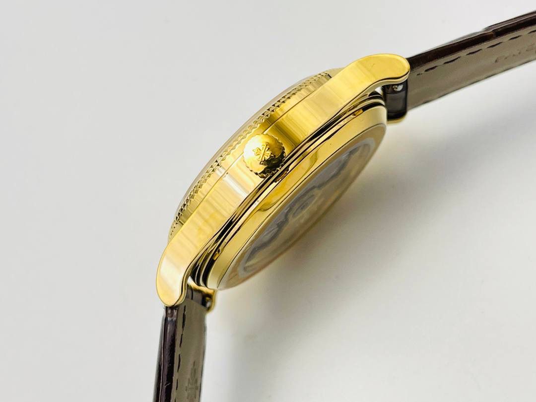 百达.翡丽-古典表系列——3919腕表震撼登场。🤩😍完美还原表中王者的独特质感和简约格调！细节升级如下： 1⃣️腕表尺寸39MM，尺寸数据完美吻合正品，佩戴轻便，还原正品体验。 2⃣️玻璃采用与原装一致的锅盖型穹顶玻璃，特镀有双层抗眩晕增透镀膜。 3⃣️表盘标识和指针的边沿全部采用手工润饰倒角，之后再采用镀铑工艺处理，确保光泽度和质感不亚于原装。 4⃣️机芯采用30-255 PS机芯机械！ 5⃣️表带经典意大利小牛皮表带，做工精致，包边细腻，尽显大牌风范，搭配原厂针扣。