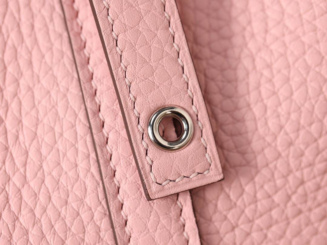 H菜篮子👜✨ 3Q樱花粉18cm银扣 独家渠道货！独家背景！高清实拍图！ 每个细节可放大看，全网天花板级别的菜篮子，独一无二的过验产品，每个细节都是对版的！ 纯手工制作、细工慢活、工匠精神雕刻的艺术精品！零售后，包满意！奢侈品中的精品之作！ 尺寸：18 X 19 X 13.5cm