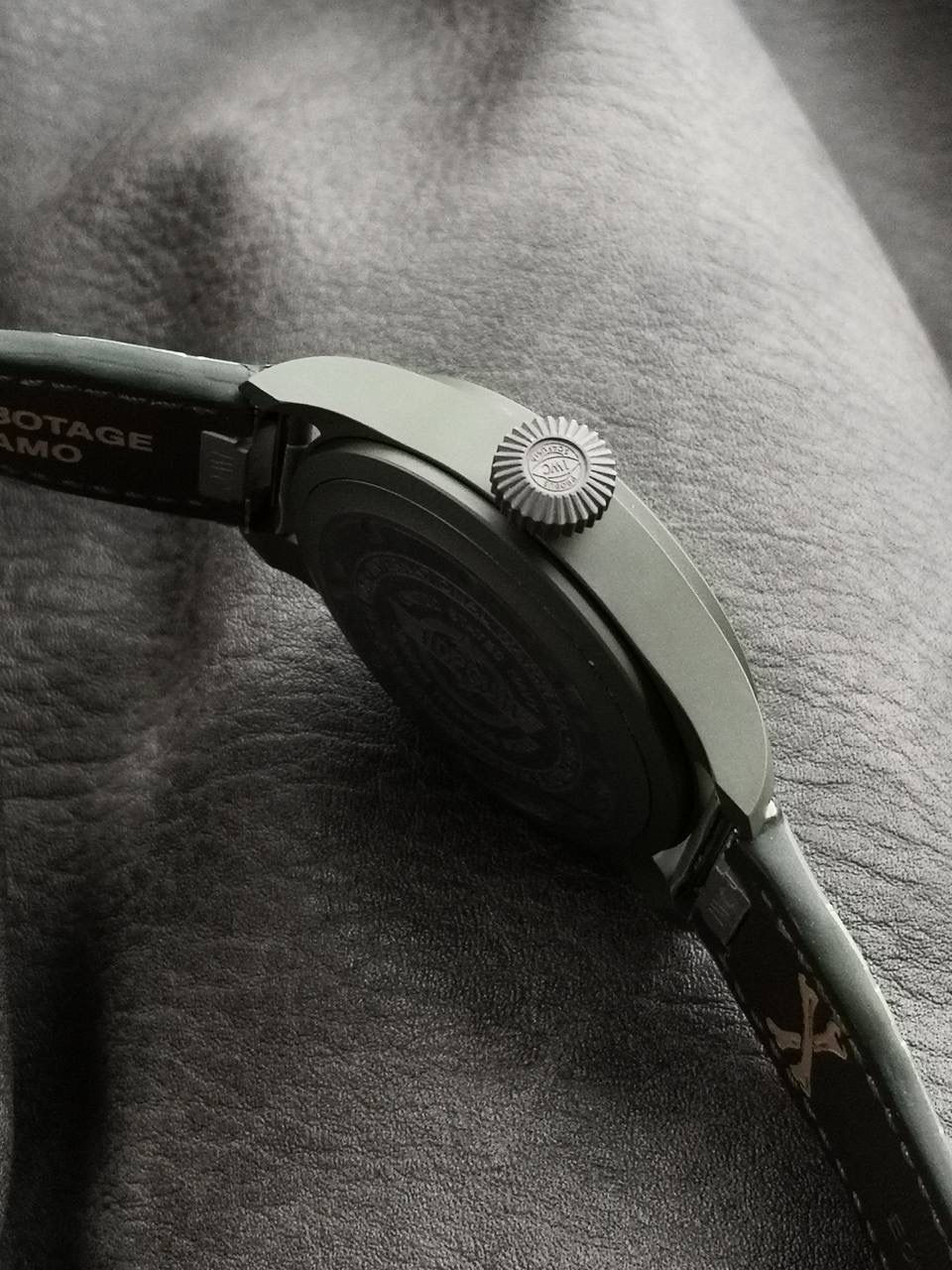 表壳、底盖、表扣首次采用磁化钛材质，高温处理后呈深灰色，区别于普通钛金属银灰色，更坚硬、防刮、不过敏。 表带由大厂制作，氟胶搭配森林绿进口帆布缝线；另赠可快拆联名皮带，整体搭配质感高级。 机芯采用日本西铁城8N24，稳定精准、耐用，厚度与万国82机芯一致。 首批试制50枚，现已可内部品鉴，量产同步加紧生产中。