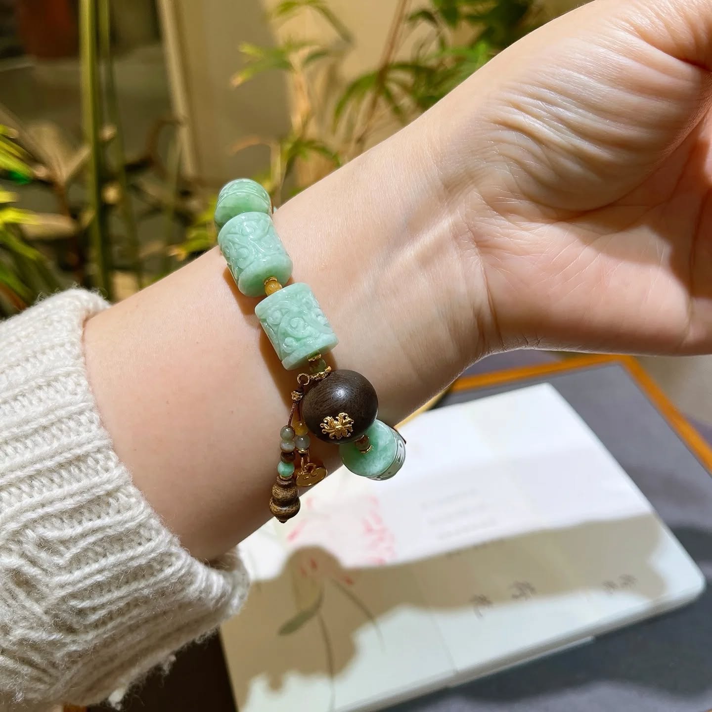 天然翡翠迴紋珠手鍊料子水頭極佳，顏色辣