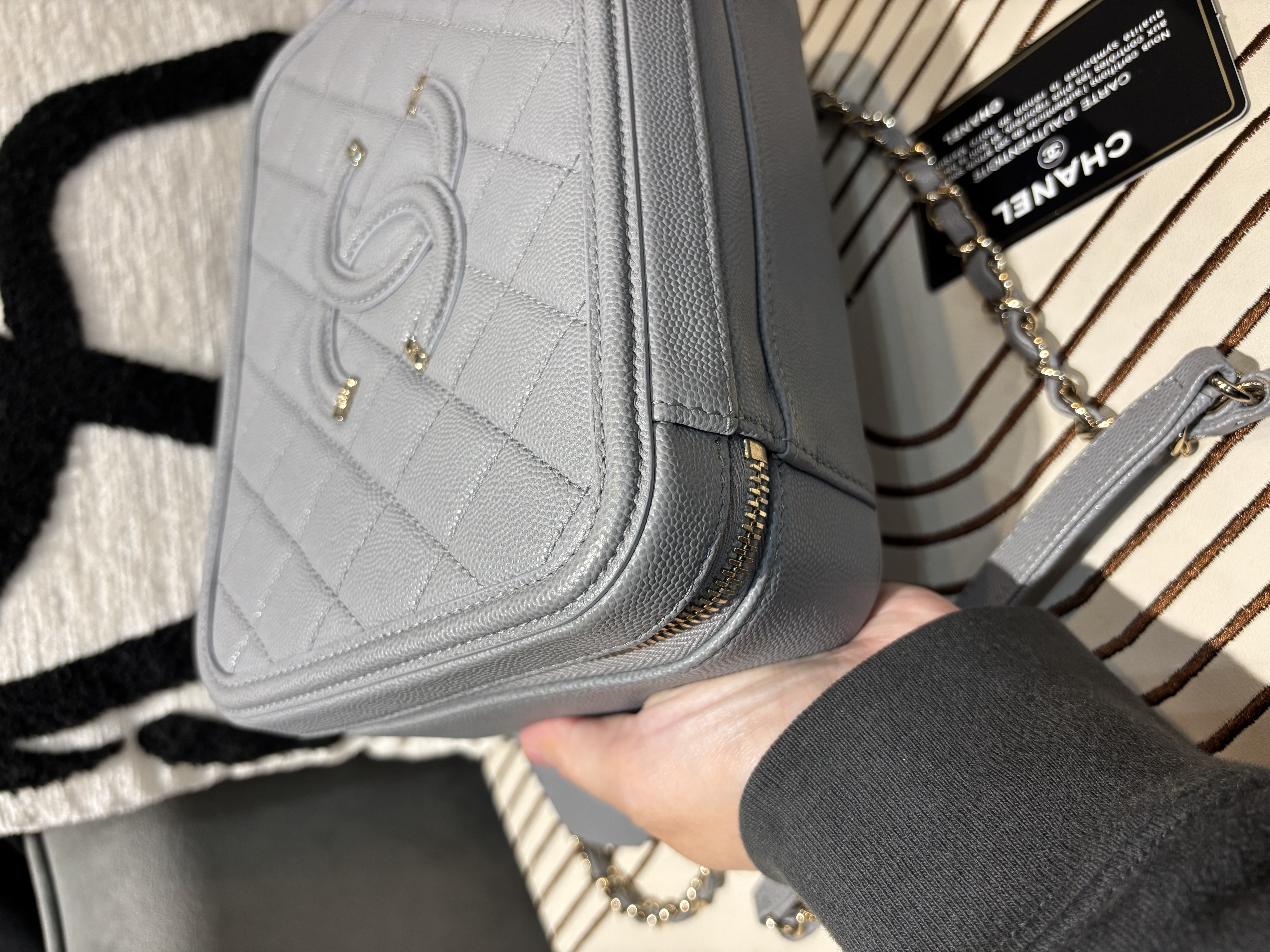 Chanel CC Filigree Shoulder Bag Grey 100%Authentic, 95%New ☑️29Card☑️Dust bag