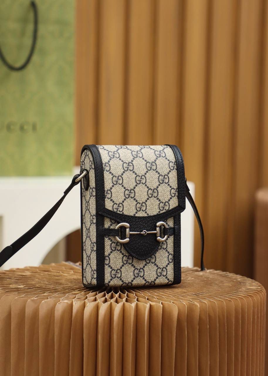 新配色𝟏𝟗𝟓𝟓手机包系列 #625615#原厂皮 YY 🔷尺寸：11.5*17*4cm 天花板级别的颜值，马衔扣标志的经典元素，搭配全新系列配色，打破了传统经典的传统，将复古与时尚的碰撞，玩出新的高度，这一季深蓝色配色设计，搭配上爆款的经典造型， 复古路线真的太赞了，搭配神秘蓝碰撞出复古与时尚高度融合的天花板颜值！