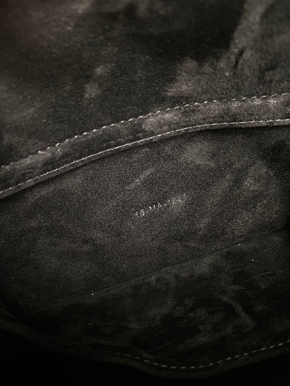 𝗗𝗶𝗼𝗿 𝗗-𝗝𝗼𝘆 𝗯𝗮𝗴哑光黑色🖤 时尚果然就是轮回，回归了一把中古戴妃 特殊处理的哑光牛皮钻石藤格纹，八个切割面挺括有型，全套磨砂材质五金，长方包形短链条➕细长肩带直接封神！！ 复古时髦感超强，真是什么场合都可以把住🥹绝对是lady中的天花板了，强势出圈啦姐妹们🤩 26 x 13.5 x 5cm