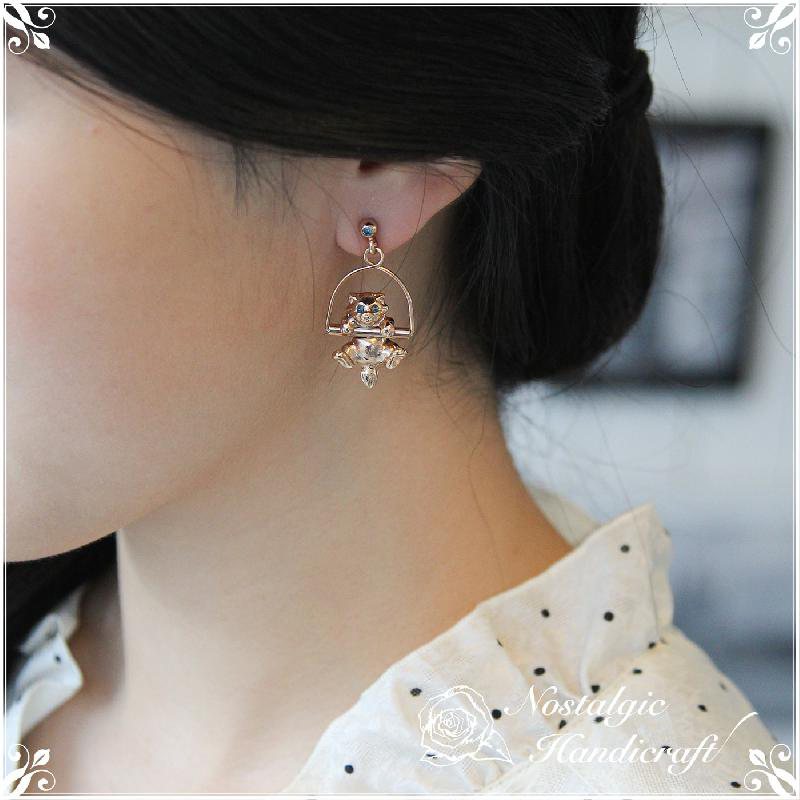 Brand New - Made in Florence Swinging Kitty Gold Plated Stud Dangle Earrings (NHIT15)