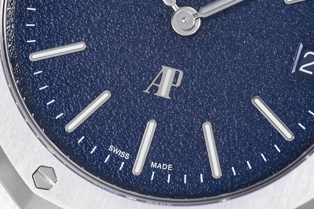 🚀AP皇家橡树系列39MM的16202 “JUMBO”超薄腕表 全新蓝色粒纹表盘。💯 【新式粒纹表盘】一比一还原正品重新设计的表盘纹理，以细致璀璨的粒纹装饰，衬映出如夜空般深邃的光影效果。借助物理气相沉积（PVD）技术，再于蓝色颜料上覆上一层半透明镀膜，彰显出表盘的立体效果和耀眼光泽。1:1还原出布拉苏丝的明净夜空。 【新一代机芯】ZF全新的超薄Calibre7121机芯，厚度3.2MM，采用手工打磨饰面，频率为4赫兹（每小时振动28800次），拥有48小时以上的动力储存。日期盘的独特之处在于具备新式快速调校功能的扁平式节能机制。 【整体】16202BC配有精钢表壳和链带，更加凸显出全新蓝色粒纹表盘的对比美感，表盘上还装配着带有夜光涂层的时标和指针，在黑暗中也清晰读时。日历窗采用午夜蓝背景色与表盘配色巧妙契合。表壳采用爱彼标志性的抛光倒角和锻面打磨交替的润饰工直，并搭配折叠式表扣。