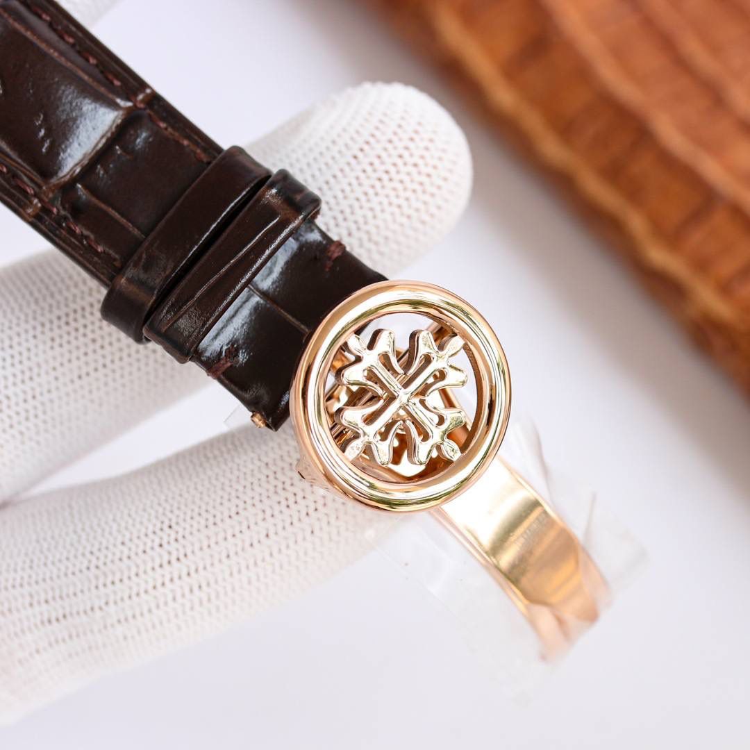 复古。精湛的工艺！ 年度最佳典藏之作——百达翡丽古典超级复杂多功能 万年历功能腕表 团队历时两年多精心设计，不计成本，敢为人先，力求完美，克服重重难关，突破多层技术瓶颈，机芯型号为CH 29-535 升级版，质量稳定！表盘6点位置是月相显示和日期分拨。所有的万年历标志都很好，一眼就能读懂。内里搭置了仿324 S Q 自动上链机芯，是 324 自动上条传奇机芯的精装版本。【表带】经典意大利小牛皮表带，纹路清晰，质感好。搭配圈市面最顶级的百达翡丽灯笼表扣，通用原装无压力。 优雅的Calatrava雕花表壳极具个性，42毫米的表径适配大众男性手寸，与专柜一致，非常商务可亦休闲。