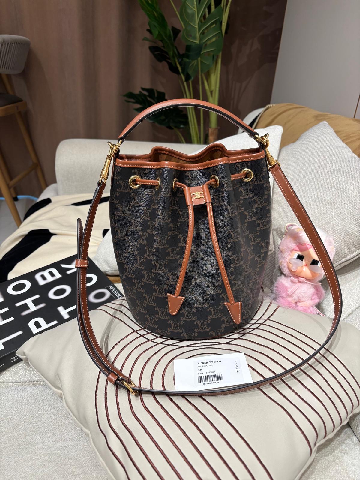 Celine CLARA BAG IN TRIOMPHE CANVAS AND CALFSKIN標誌印花及牛皮革手袋 100%Authentic, 98%new ✅tap ✅booklet ✅dust bag