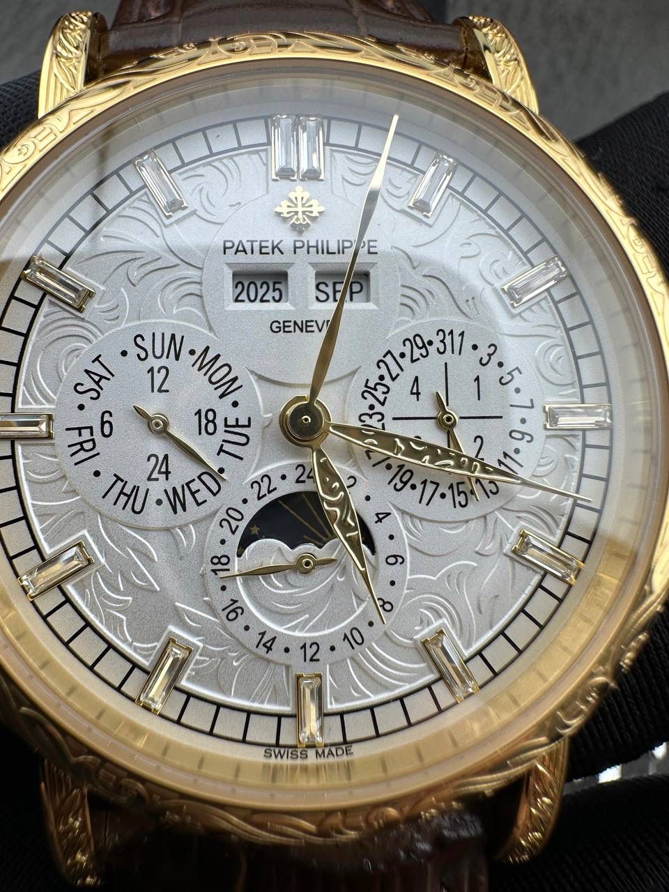 【铁划银钩 苍劲有力】高颜值新品墙裂推荐 精湛的工艺！ 年度最佳典藏之作——百达.翡丽古典超级复杂多功能 万年历功能腕表 团队历时两年多精心设计，不计成本，敢为人先，力求完美，克服重重难关，突破多层技术瓶颈，机芯型号为CH 29-535 升级版，质量稳定！ 【表带】经典意大利小牛皮表带，纹路清晰，质感好。搭配圈市面最顶级的百达翡丽灯笼表扣，通用原装无压力。 优雅的Calatrava雕花表壳极具个性，42毫米的表径适配大众男性手寸，非常商务可亦休闲。