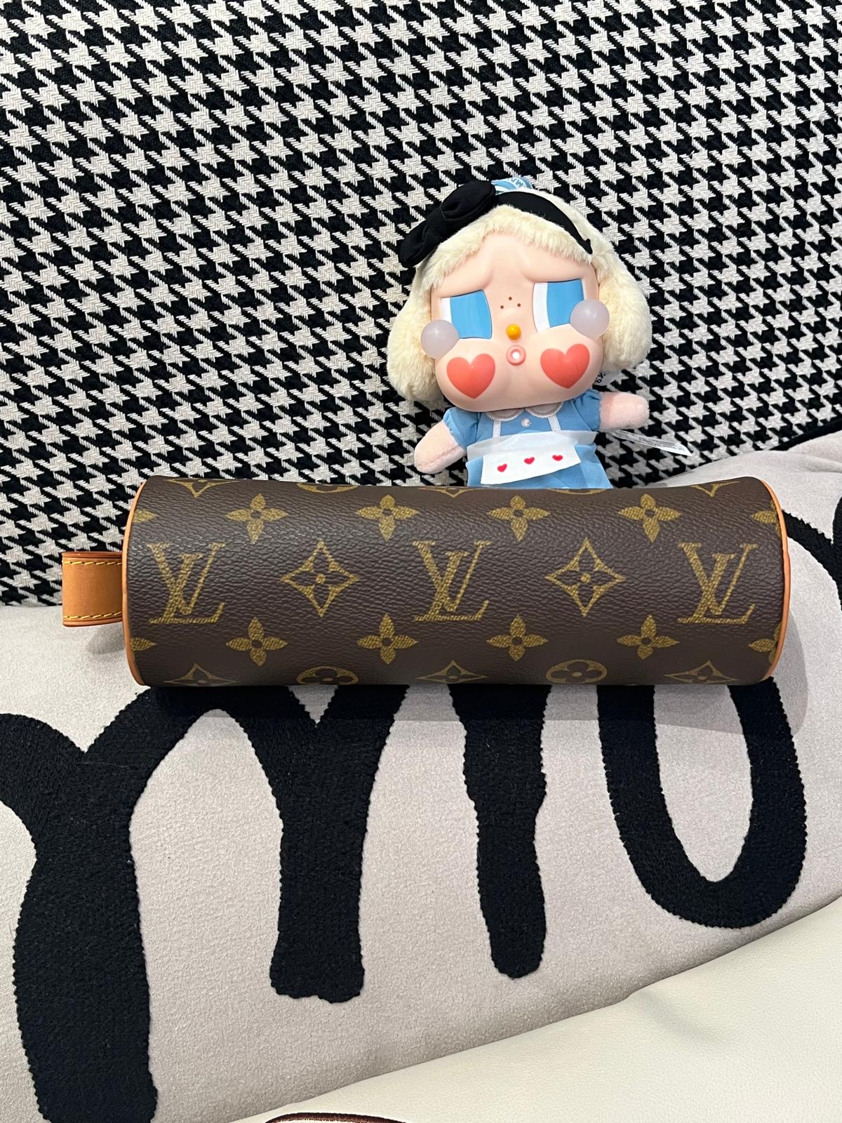 LV Monogram 圓桶筆袋 zip pouch 100%Authentic, 98%New ✅Dust bag