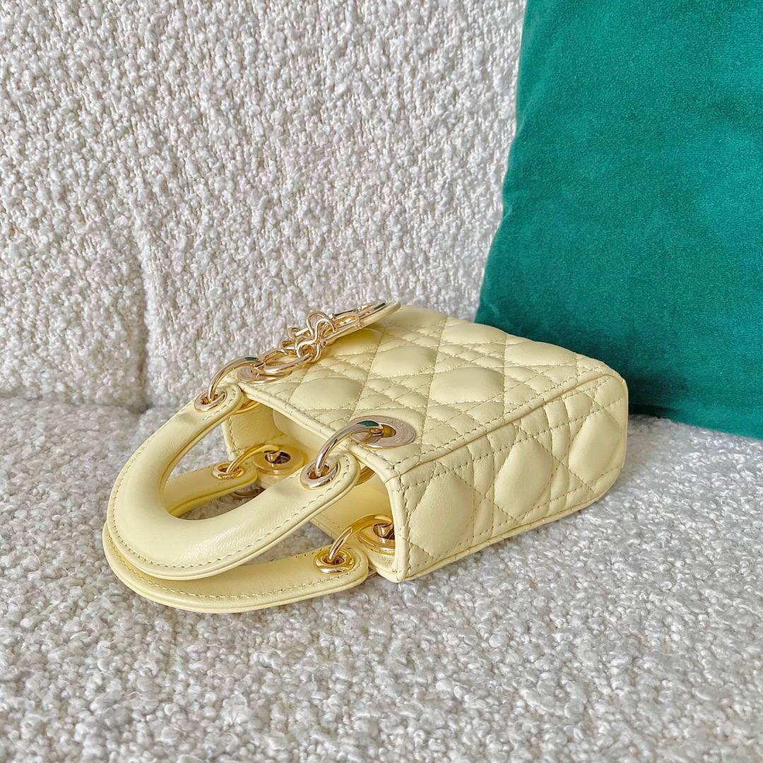 𝗗𝗜𝗢𝗥 𝗺𝗶𝗰𝗿𝗼 𝗹𝗮𝗱𝘆 𝗯𝗮𝗴小鸡黄🐥 火爆全网的最新超mini系列 天阿噜！小小只，简直太太太太可爱了！ 精致到巴掌大小，无敌治愈我这颗少女的心啊！！ size：12×10×5cm