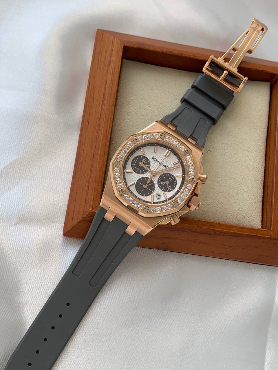 爱彼女款、小红书爆款，喜欢大表盘的女生、必备款，表盘37MM、蓝宝石防刮花玻璃，316精钢表壳、纯手工镶嵌32颗莫桑钻、搭配瑞士多功能石英机芯精准走时，表带采用进口橡胶工艺，佩戴舒适不过敏、折叠扣设计，佩戴便捷，数量有限，先到先得，多种色系，穿搭任选！