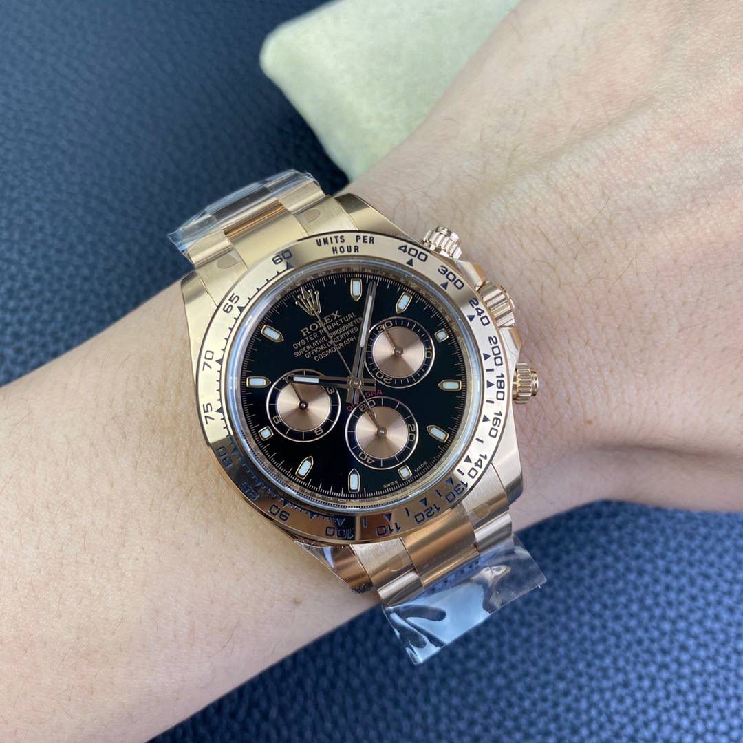 clean/C厂116508全金象牙迪通拿款式合集1.本次推出的是全金迪通拿 2.搪瓷黑面表盘0色差，钻石使用平替莫桑石，火彩效果不亚于真钻，不是劣质锆石。 3.表盘部分也是使用3段式拼接头粒，全部散件电镀。 4.表圈部分的字体粗细，以及最重要的，黑色填油是和原装一样的，磨砂质 感。这也是唯一一个做到的，后续发细节图又对比。 更多细节可以仔细看真假对比图🤟🏻💯