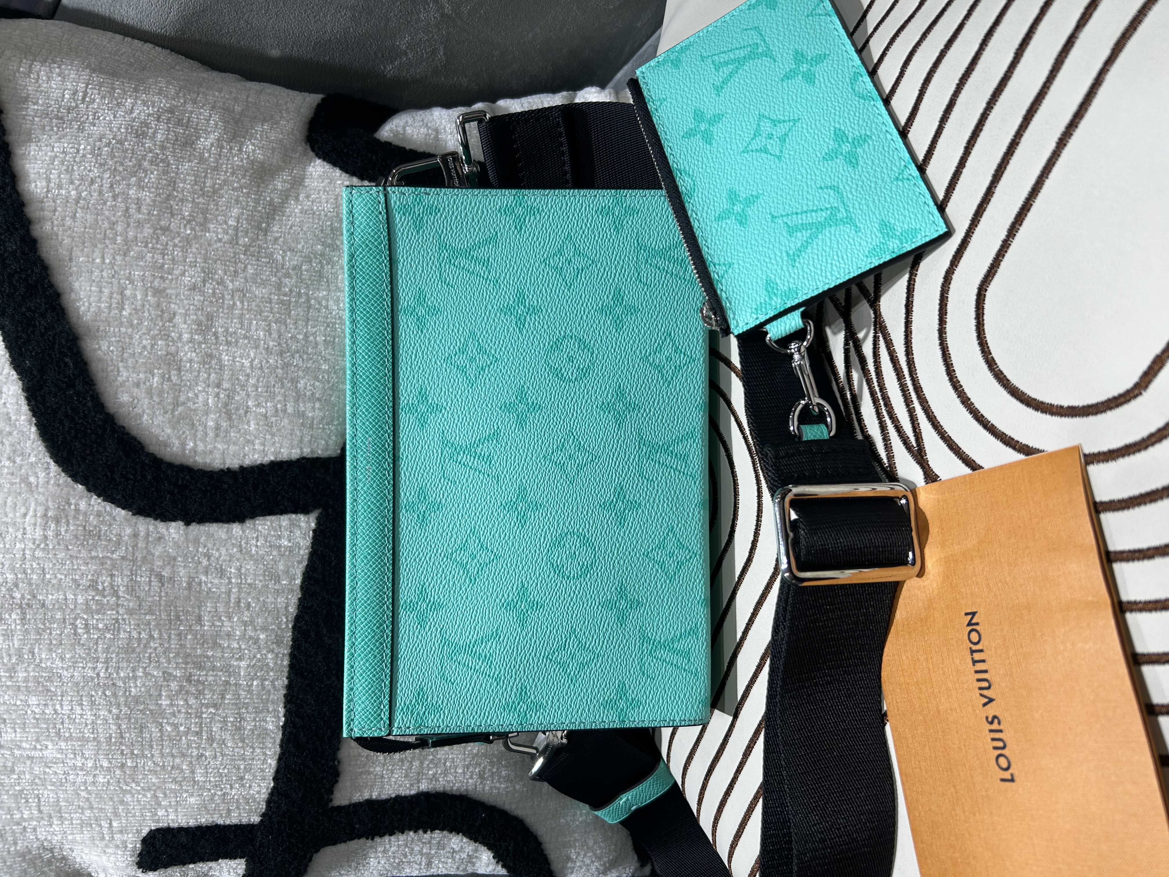 LV Taigarama Gaston Wearable Wallet Shoulder Bag M30934 限量色100%Authentic,  99new ✅專門店收據✅nfc✅ zip pouch ✅塵袋✅肩帶