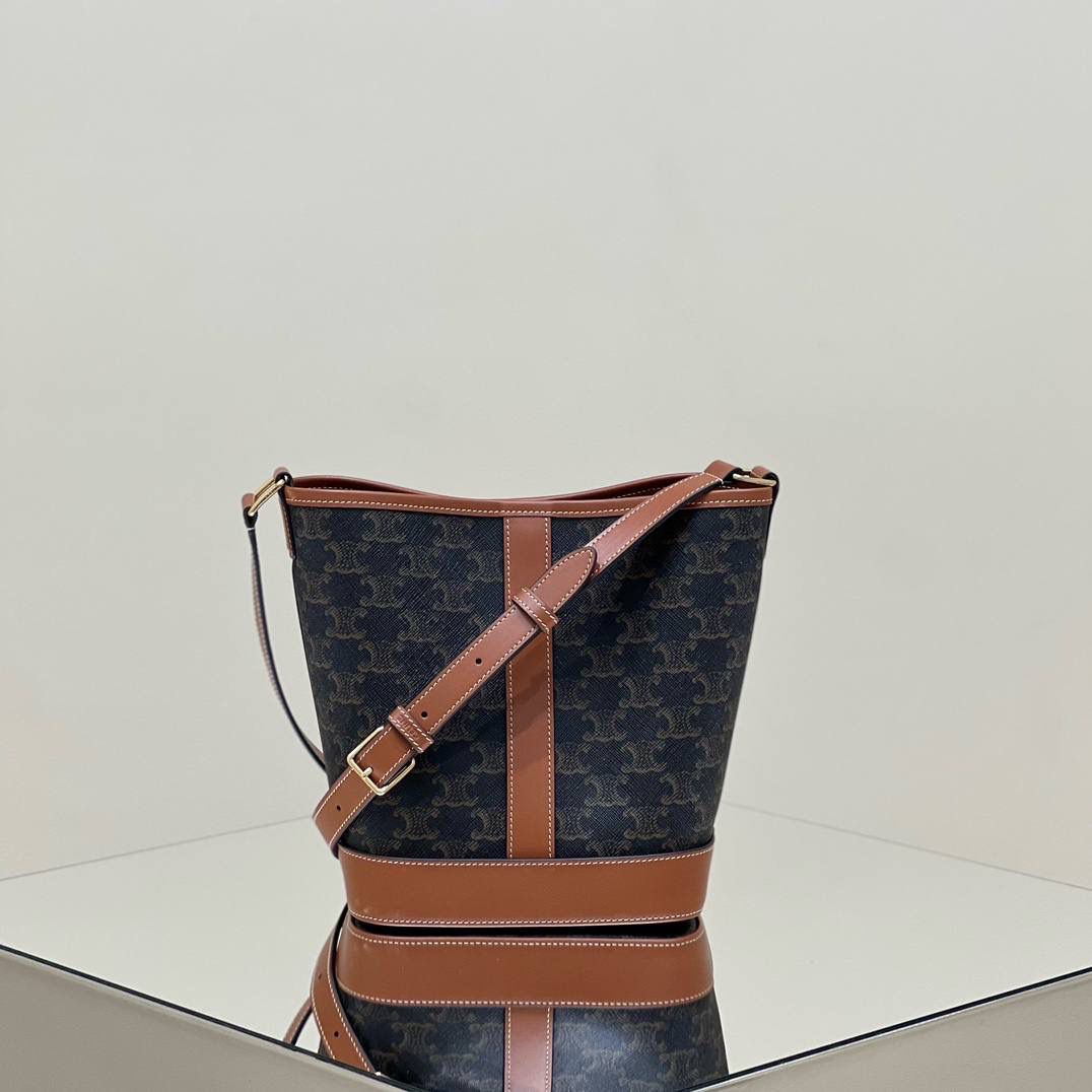 🔥大货实拍图 𝗖𝗘𝗟𝗜𝗡𝗘♥𝗧𝗥𝗜𝗢𝗠𝗣𝗛𝗘 𝗖𝗔𝗡𝗩𝗔𝗦小号水桶 型号：191442 尺寸：30*22*13cm。