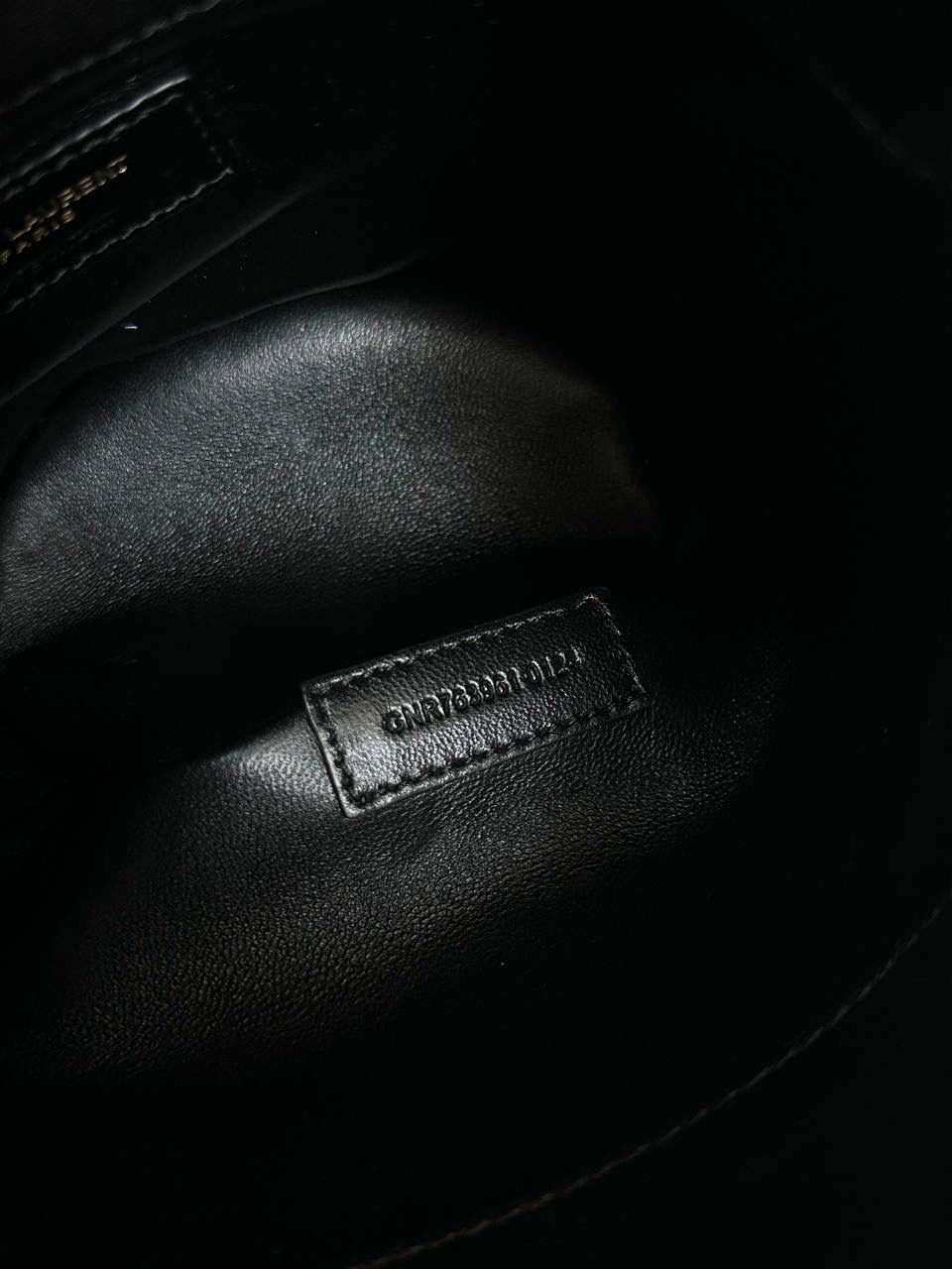 ys1 gaby手提水桶包🍳 哒啦啦，又有新款啦 gaby的延伸系列小水桶 有点像驴家的薯条包🍟 但是它来得更精致 毕竟是小羊皮材质的 手提着真的好好看咯 翻盖的设计更方便取放物品 私密性和安全性也比敞口的更好 一整个大心动！！ 19×17×15cm763961m