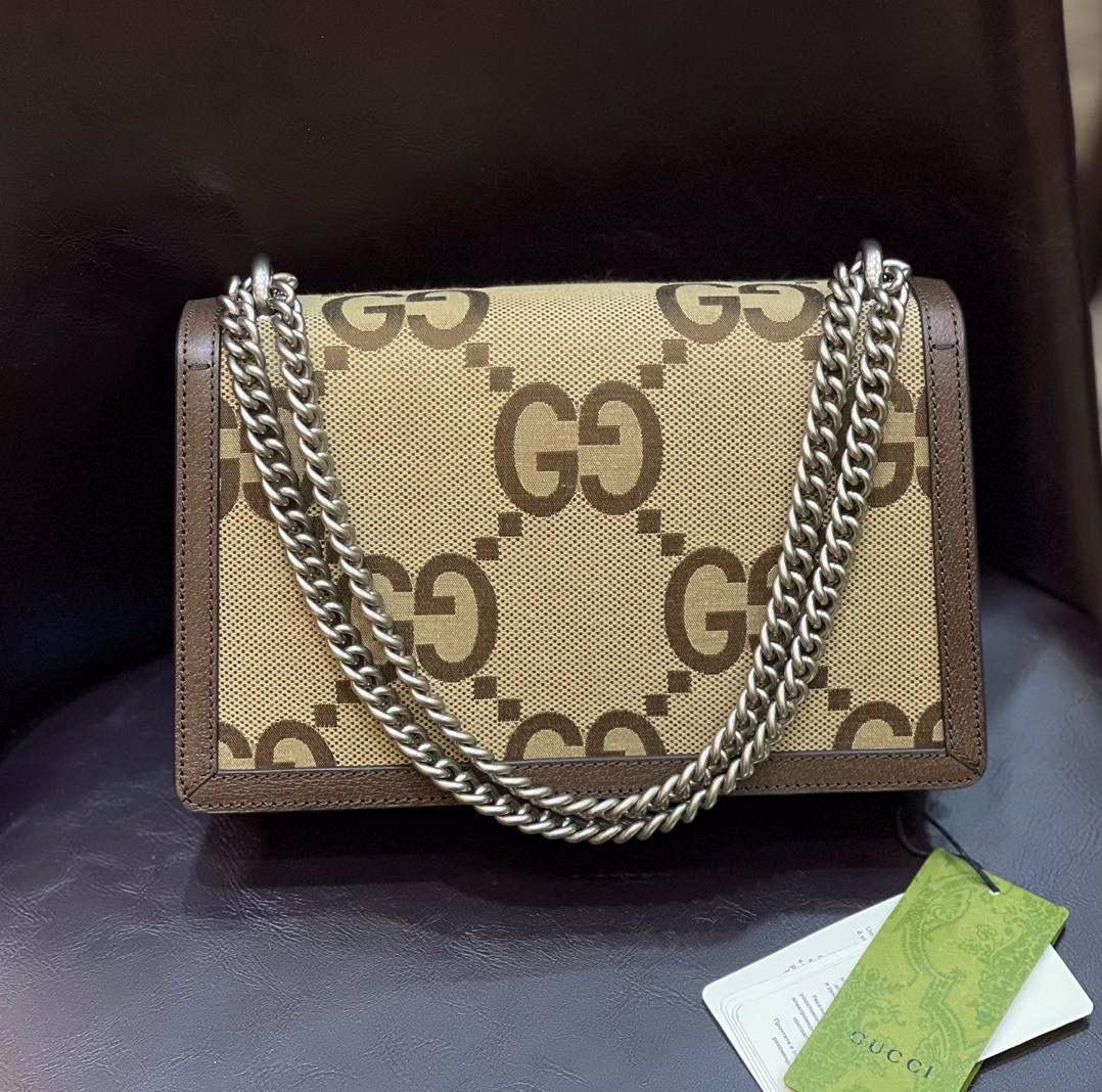 🔥帆布 Dionysus酒神系列# ▫️型号：400249 ▫️尺寸：28*17*9cm 万年推 ，稳稳的销量冠军🏆原厂棕色牛皮➕大G帆布面料. 配以如今颇具神话因素的织纹虎头扣，非常耐看与典雅。滑动链条可调整为约38厘米的肩带，或长约22厘米的顶部手提带，内部拉链隔层且翻盖下配有口袋，非常实用，经典而又不失潮流的复古设计加上大G图纹，爱美的你们怎会剁手呢！