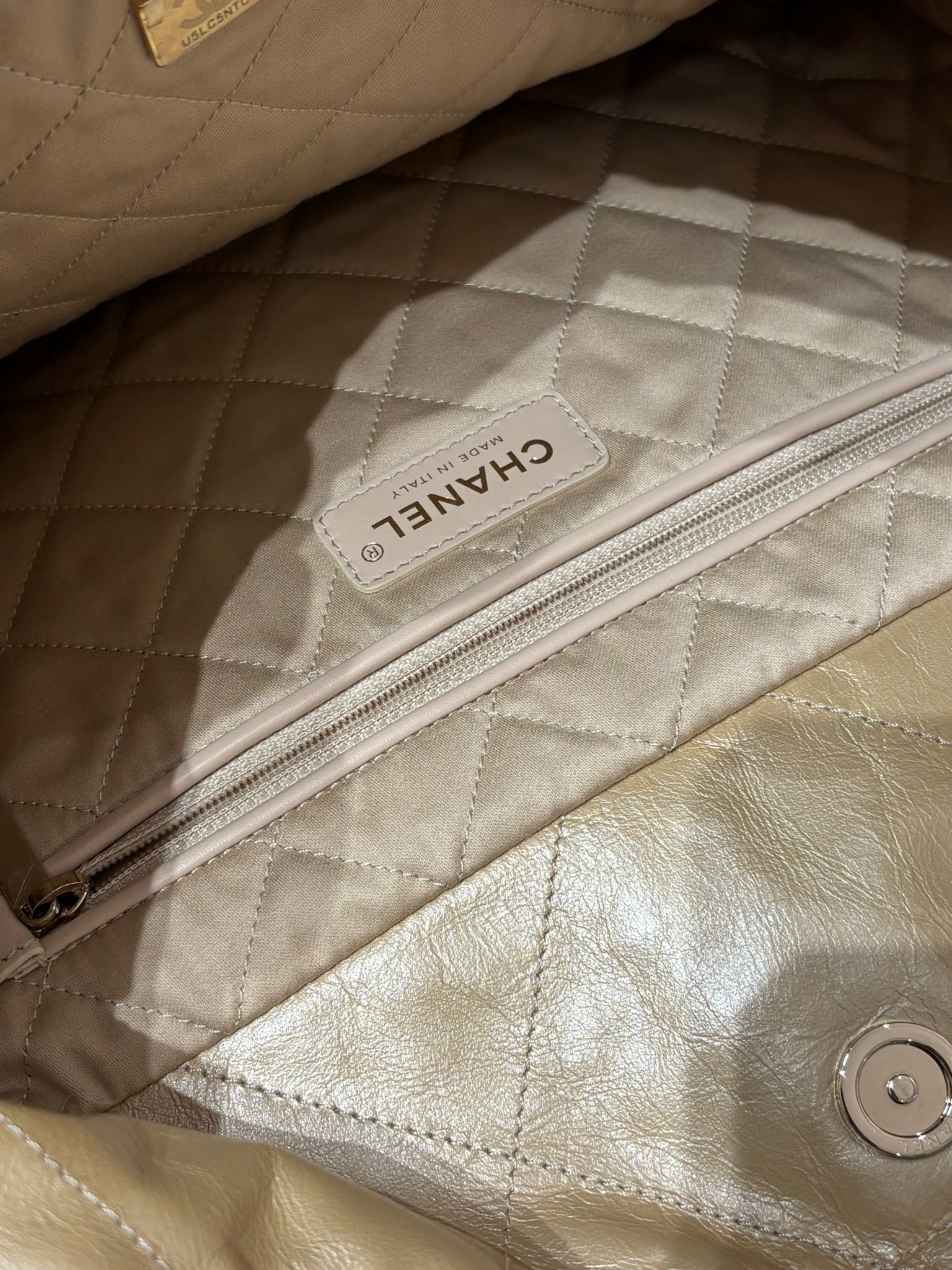 Chanel 22 small hobo Bag 100%Authentic ,98%new ✅專門店收據✅chip✅dust bag✅box