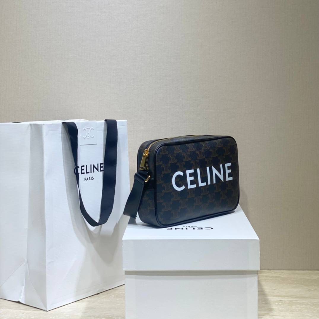 🔥大货实拍图 𝗖𝗘𝗟𝗜𝗡𝗘♥标志印花邮差包 不可否认Hedi的确做男款是很厉害的，这个老花相机包既实用又很好凹造型，绝对的好物推荐！型号：194502 尺寸：23*15*5cm