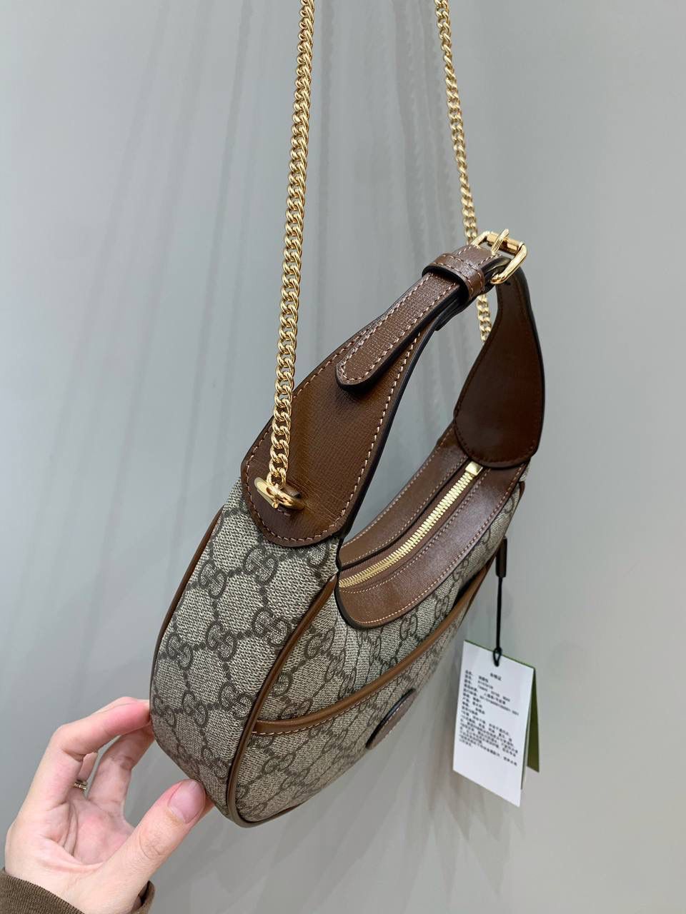 新背景实拍正品级 。Gucc1 Ophidia月牙包 （原厂皮高版) 这只也是我的心头爱，永远的经典款 是一秒心动的感觉，两个设计， 一个链条斜挎，一个可以腋下，现在的设计真的太卷，不仅要好看还要多样化满足不同的需求， 经典不变的元素更加值得收藏，绝对会惊艳到你！ 这只小可爱很复古时尚！👜✨ 型号726843 尺寸21.5x11x5cm