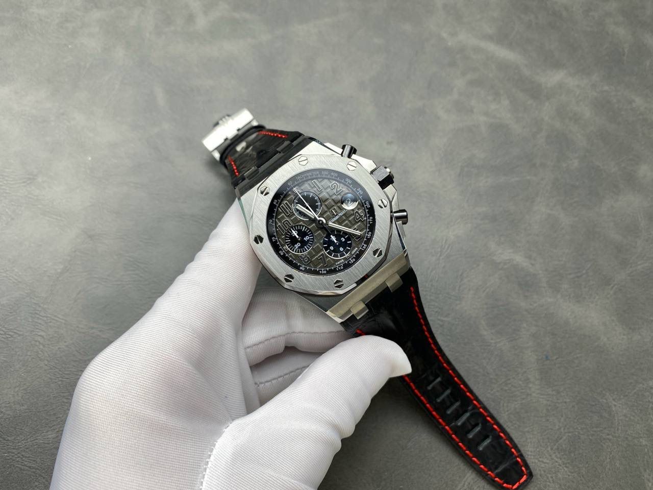 🚀爱彼 皇家橡树离岸型26400/26238/26470系列正式登场！款式最全，做工最好的爱彼计时款腕表来了，有做工好的顶级货，廉价的小厂货就别去考虑了！💯 1，机芯采用12位小秒的定制版3126计时机芯，完美还原原版所有功能。经过精密打磨，大大加强了其稳定性。 2，其中碳纤维系列表壳采用全新碳纤维复合材料——「Carbon TPT® B.4」打造，这种高科技材料比常规 Carbon TPT® 密度提高4%，纤维硬度提升15%，树脂强度提升30%，材料结构经过各项异性优化，保持轻盈同时无比坚韧，提供迄今最强的抗冲击性能。 3，字面颜色均采用目前最先进电镀技术，非几年前的简单喷漆技术。每一个巧克力格纹装饰，通过CNC级别打磨，无限接近原版。 4，同步原版搭载微微活动头粒，胶带采用进口氟橡胶材质，皮带采用美洲鳄鱼皮材质，更加耐磨耐造。