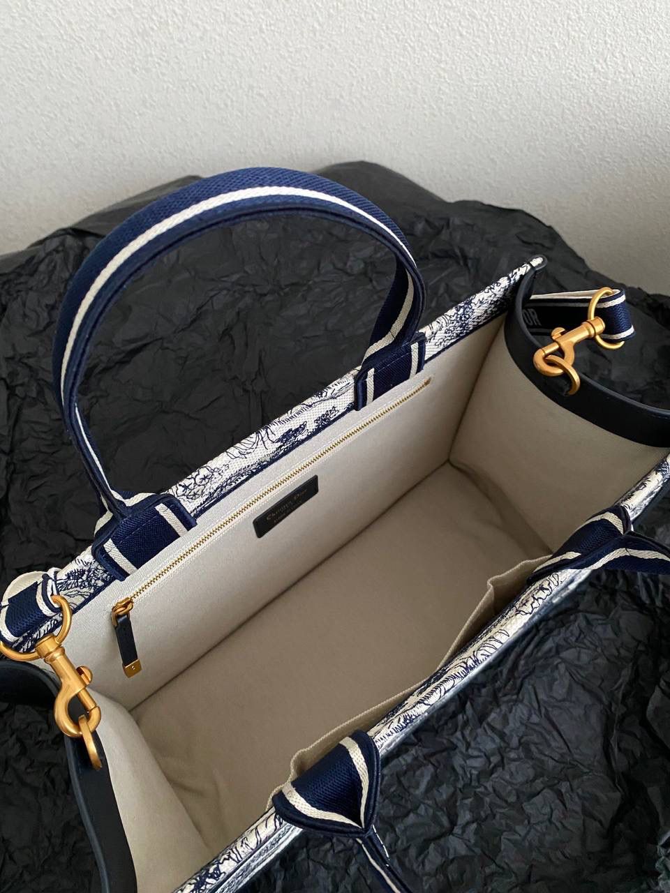 🈶蓝老虎，中号 𝗗𝗜𝗢𝗥 𝗯𝗼𝗼𝗸 𝘁𝗼𝘁𝗲24新版 茹伊印花动物园款它来喽！ 不得不说，D家确实好会玩啊 可以背的托特！简直不要太棒 在最最最经典的托特上又衍生爆款了😍 越来越多人爱背大包真正的无性别之分 不管手拎斜挎，通勤健身出差毫无压力🤟🏻😎 整体有型不会塌，恨不得天天背 大包爱好者可以闭眼收了！！ 36×16×27cm