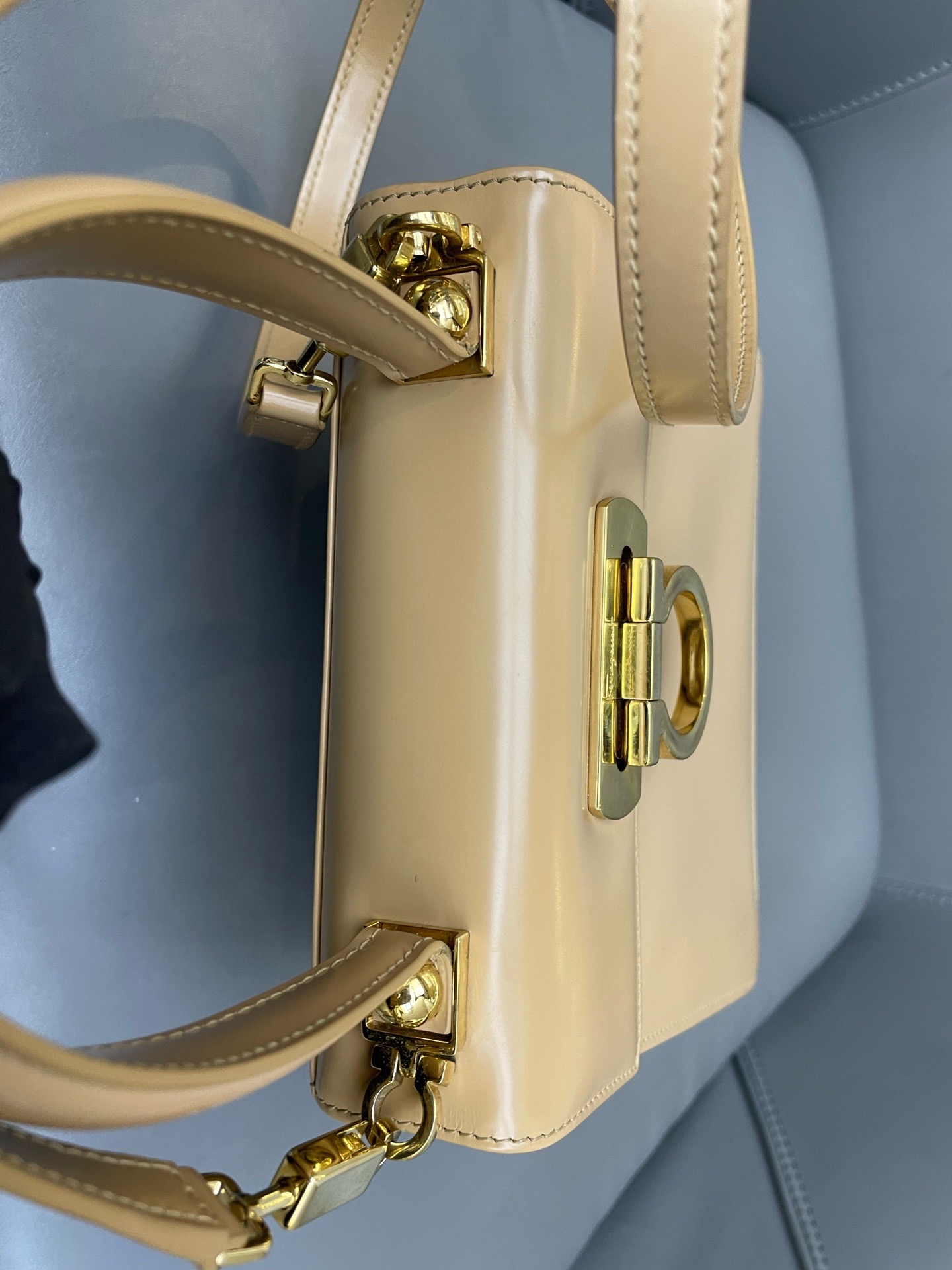 【預訂貨品】Ferragamo現代款奶茶色mini tote