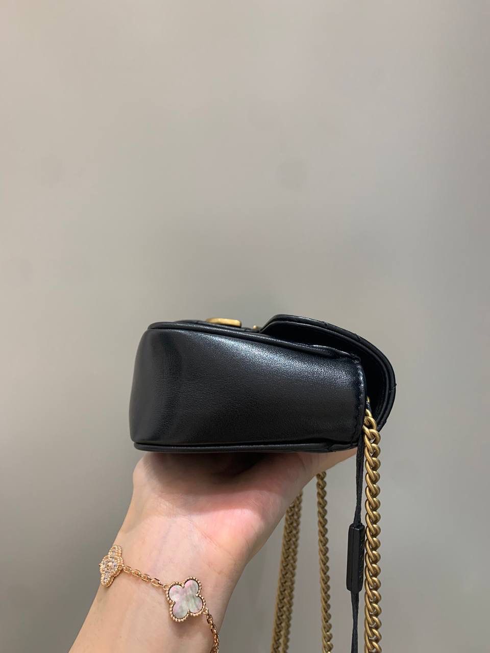 新背景实拍正品级 。经典款黑色16.5cm‼️ 销量王本尊，黑色绝对是最受欢迎的颜色，不分季节不分场合，想怎么搭配就可以随你心意，黑色皮料更能透出原厂皮质感，金色五金黑色皮料简直就是灵魂搭配，这个颜色你们每一个人都要入‼️ 型号476433；尺寸16.5/10/4cm