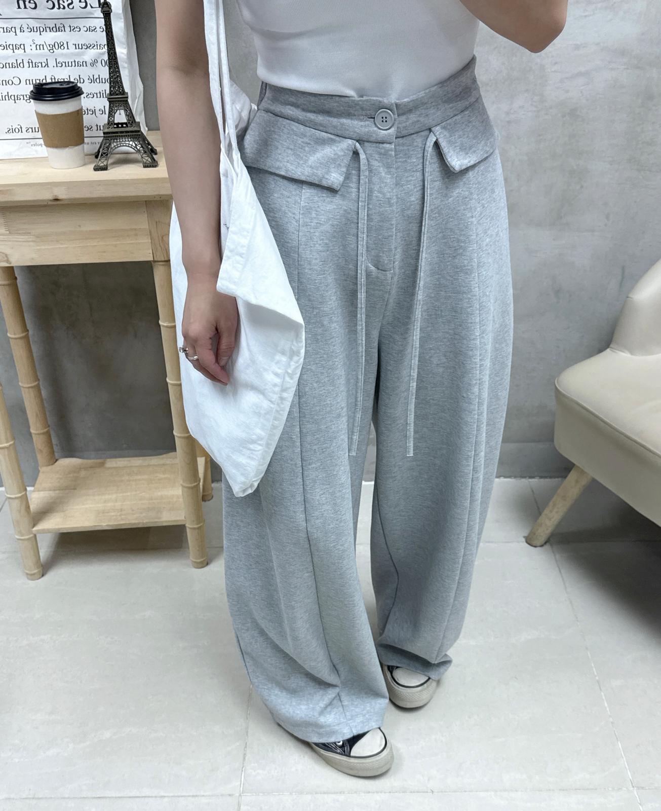 D22 後背設計凈色Tee