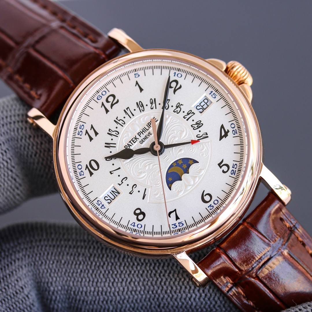 百达翡丽5159万年历腕表✨ 儒雅登场 38mm黄金尺寸+百搭表耳，大小手腕都适配，商务正装露半节超显贵气💼，上手舒适有分量，成功人士标配，戴出排面与底气🤩 ✅表壳精磨细造，温润如玉质感拉满 ✅冲压后盖衔接清脆，防水性能升级 ✅刻度指针贵金属电镀，质感更出众 ✅锅盖型微凸蓝宝表镜，通透辨时准 ✅贵金属钢印立体清晰，细节超规范 🔥定制Cal.324一体机芯｜更薄更稳，仿真度拉满 🎩意大利小牛皮表带+顶级灯笼表扣，通用原装，正装儒雅范儿拉满，人生赢家必备款！