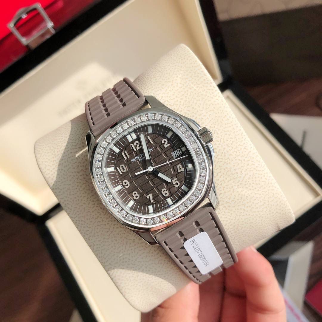 独家推出 新款百达斐丽AQUANAUT系列 专为女性设计！用最简约方式完美体现百达斐丽的精髓，融合了大胆的设计和正统的纯粹，这款腕表成为百达斐丽的旗舰产品之一！腕表完美尺寸35.6，进口精钢材质多重工艺精磨打造。原装一致厚度7.77cm。表盘镶嵌46颗 vs1.8真钻。约一克拉！ Gtc中国权威鉴定证书。百分百保证每一粒都是货真价实的真钻。可验可查询！💯💯