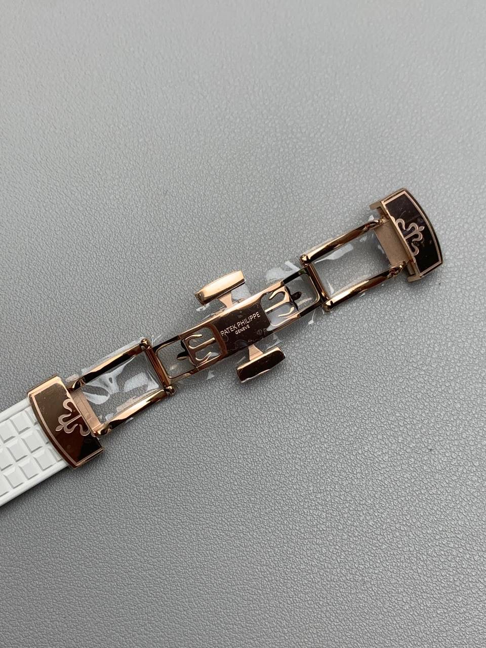 百达翡丽 5067A 手雷 石英女表 ——PPF继续购入原装PP--5067A腕表，独立拆解开模。完美还原PATEK PHILIPPE--5067A全系列石英腕表，带来全网最佳的复刻产品和极致体验。 【表带 扣】 1.采用与原装一致的天然复合橡胶（Tropical）材质，经久耐磨，可抵抗海水侵蚀和紫外线辐射。 2.完美克隆Aquanaut最新表扣，即使在非常细小的拐角处上也做有倒角润饰，确保还原正品般的舒适感。 【表壳】 1.腕表尺寸35.6X7.7mm 圆润的八角形表壳与原装一致，保持着复古的造型和精湛的打磨。 2.旋入式把头设计和实心底盖吻合与原版 3.表圈镶嵌46颗顶级施华洛世奇水晶（共计1克拉） 【机芯】 瑞士石英机芯改PPCal.E23-250芯。走时稳定，续航持久，性价比超高。