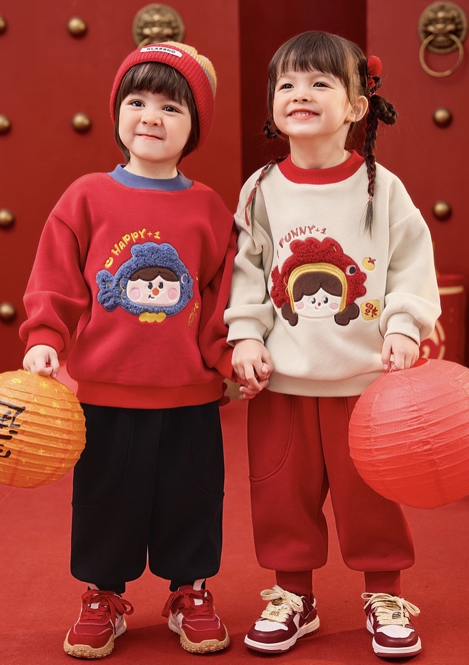 部分現貨🧨新年款預訂🧨兩色年年有魚卡通毛毛刺繡貼花抓絨衛衣