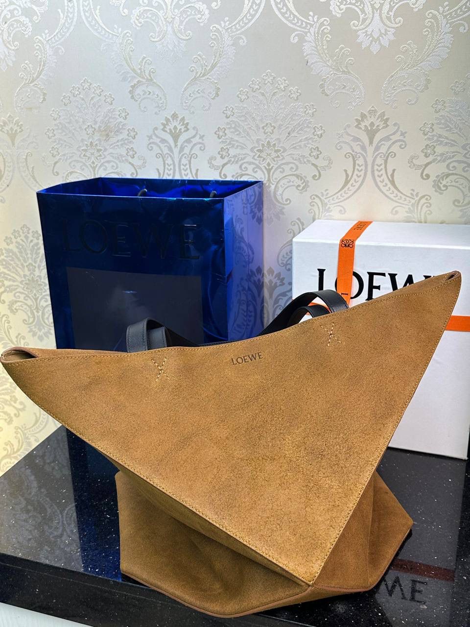 【王一博同款】 *𝐏𝐮𝐳𝐳𝐥𝐞 𝐅𝐨𝐥𝐝折叠手袋👜* ——全新【𝗡𝗘𝗪】升级‼️ 延续经典𝙋𝙪𝙯𝙯𝙡𝙚的标志性几何裁剪设计，新晋顶流🅰️𝙋𝙪𝙯𝙯𝙡𝙚 𝙁𝙤𝙡𝙚 𝙏𝙤𝙩𝙚以折纸包为灵感，升级成🉑完全折叠‼️的结构，立体与平面任意切换，出差旅行🧳必备单品。此特大号版本采用压制绒面革制成，轻且柔软。🉑肩背或手提✅ 尺寸：𝟒𝟐-𝟏𝟖-𝟒𝟏𝐜𝐦 款号：052321