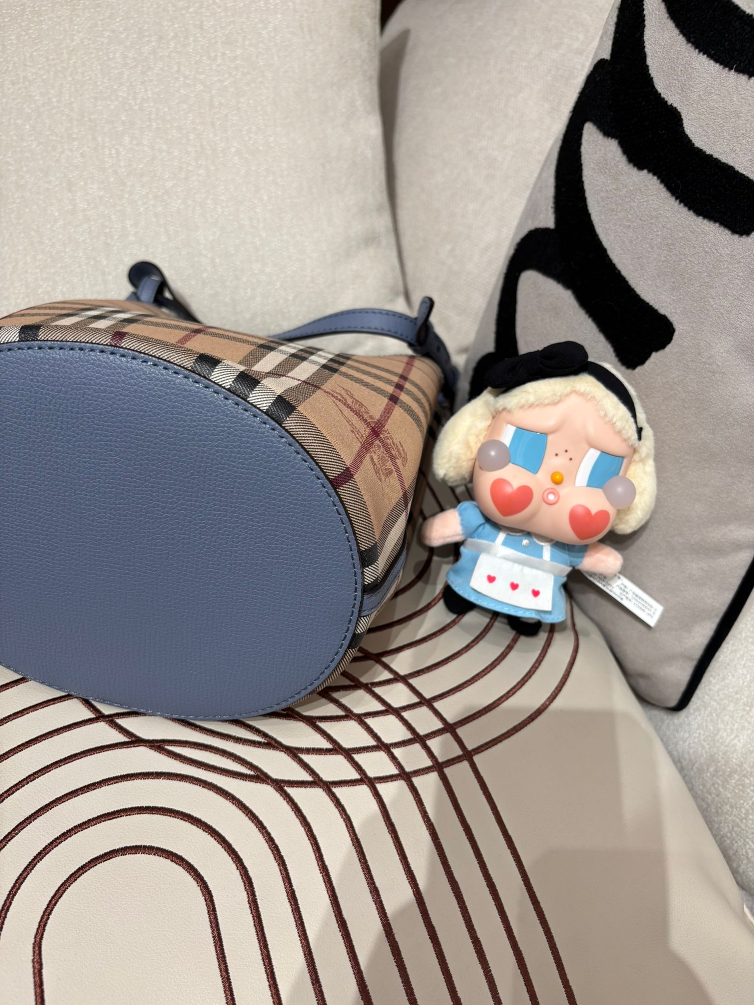 Burberry bucket bag 100%Authentic,98%new