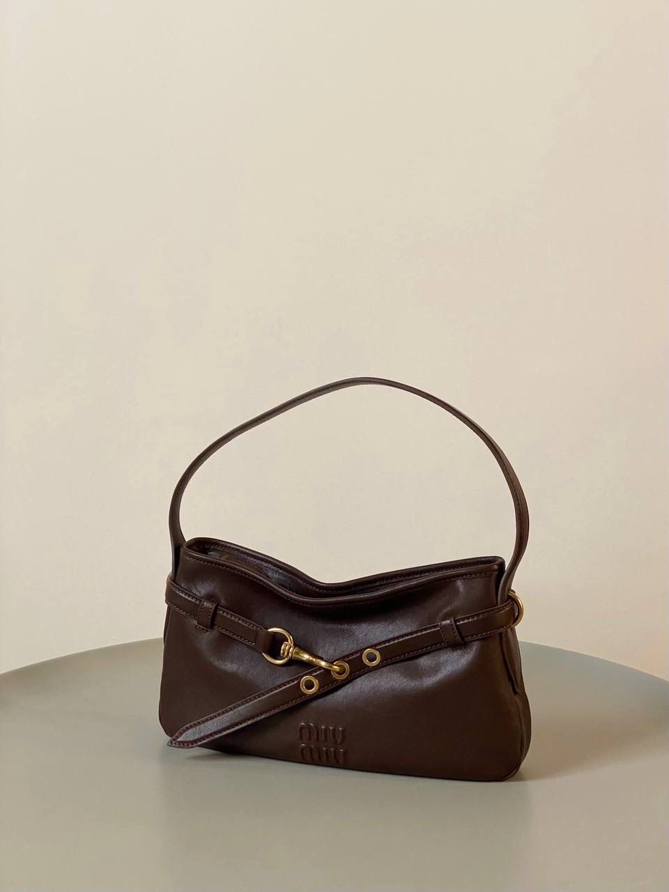 🈶石楠木色，小号 𝐌𝐢𝐮𝐌𝐢𝐮 𝐀𝐯𝐞𝐧𝐭𝐮𝐫𝐞腋下包 不得不说缪缪的美丽层出不穷！今年这只Aventure Nappa腋下包 看似平平无奇上身却意外好搭耐看 有点小复古又有点小机车， 就很值得夸赞一番 东西不用装太满，随性的褶皱感很戳心巴 自重非常轻，宽肩带设计一点都不溜肩容量空间也不错，日常东西都放的下 迷你iPai都👌🏻尊嘟人见人爱不带吹的！ 33×19×5cm #F0021m