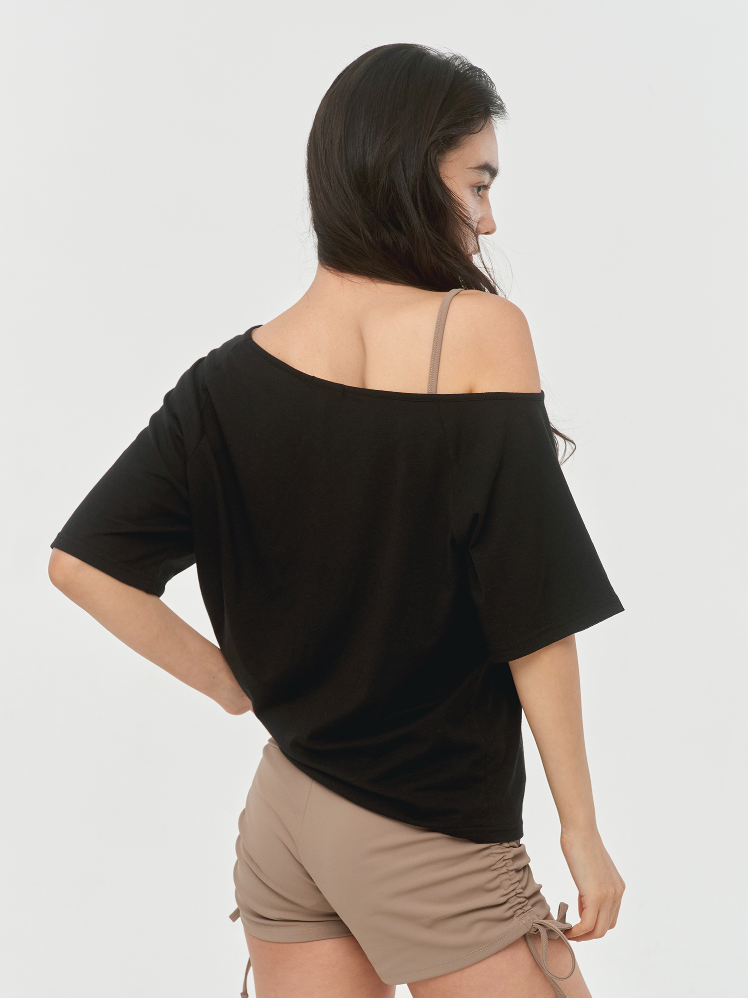 預購_Asymmetrical Off-Shoulder Loose Fit T-Shirt by Conch