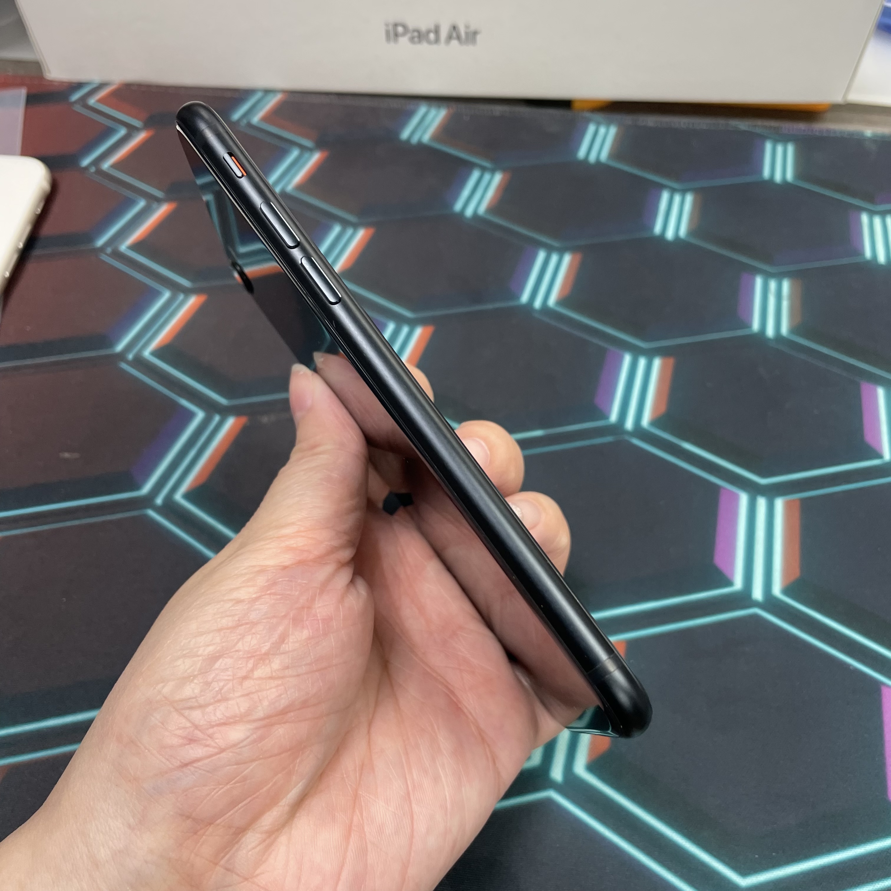 *8090 SE 3 完美機 128GB 電84 黑色 black