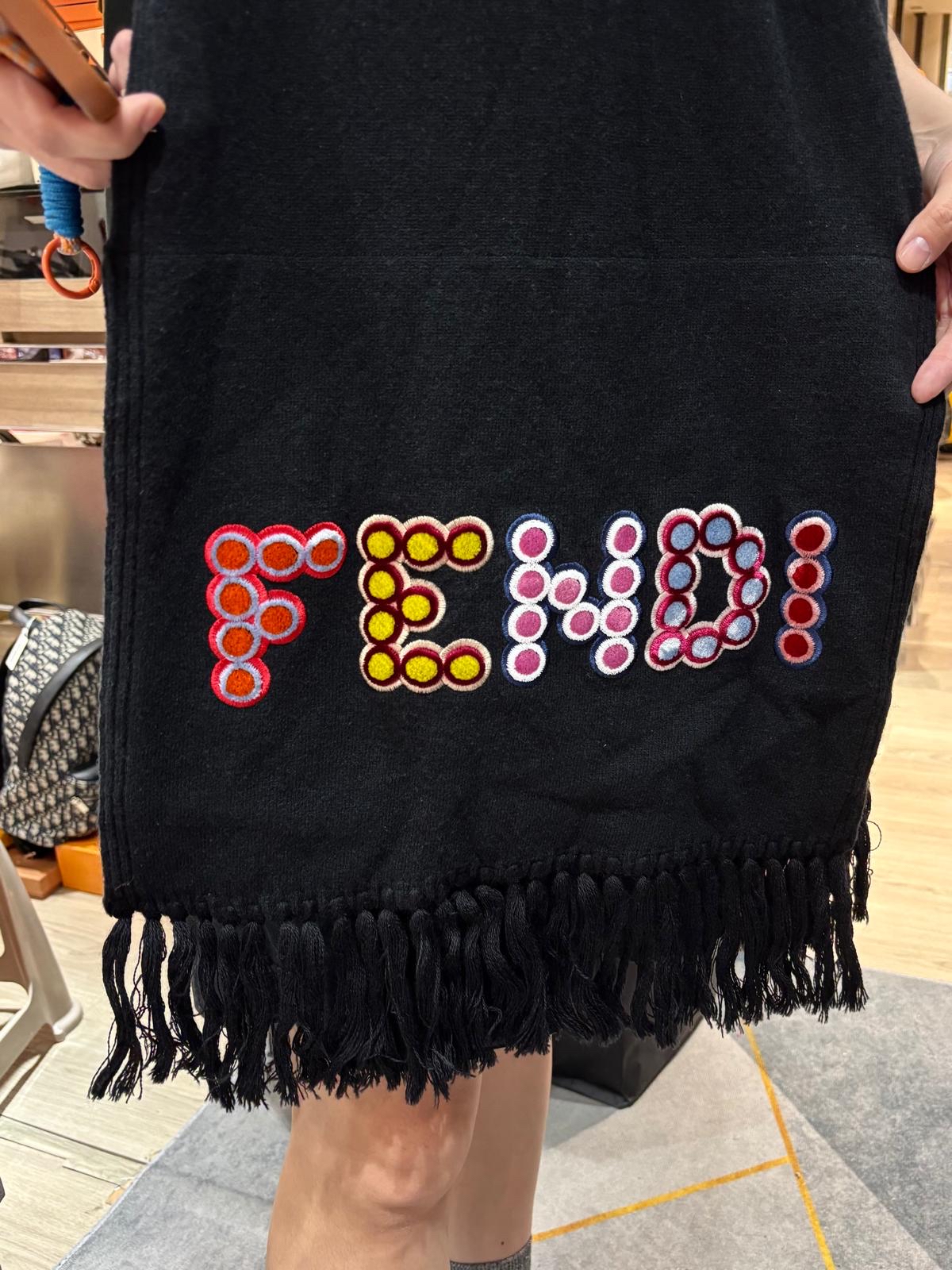 Fendi Scarf wool 羊毛頸巾 100%Authentic,98%new  