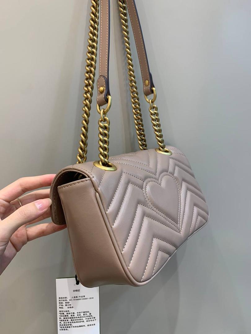 新背景实拍正品级 。经典款金扣奶茶色22cm‼️ 温柔气质的颜色代表，可盐可甜，春夏四季的搭配小能手，颜色饱满度很高，皮料质感也是没得说，原厂皮材质都是很厉害的！图片拍不出他的美，实物更美‼️ 型号446744；尺寸22/13/6cm