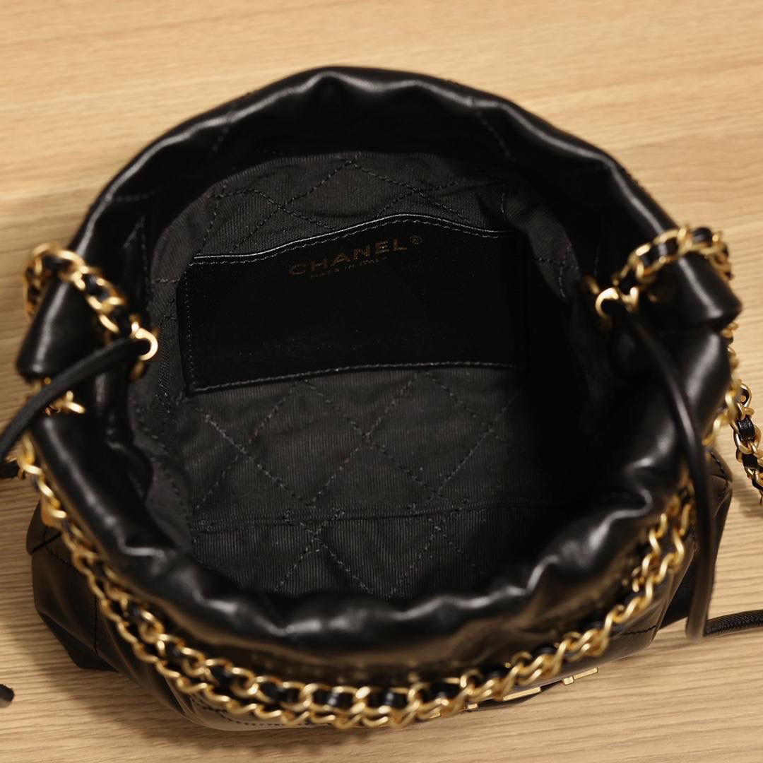 chanel 22迷你手袋💞👜 独家渠道货 高清实拍图首发 材质：亮面小牛皮与金色金属黑 牛皮是原厂皮 、原厂进口头层小牛皮、真皮、毛孔清晰可见的小牛皮 五金材质是做旧的古铜金属 尺寸：20cm x 19cm x 9cm