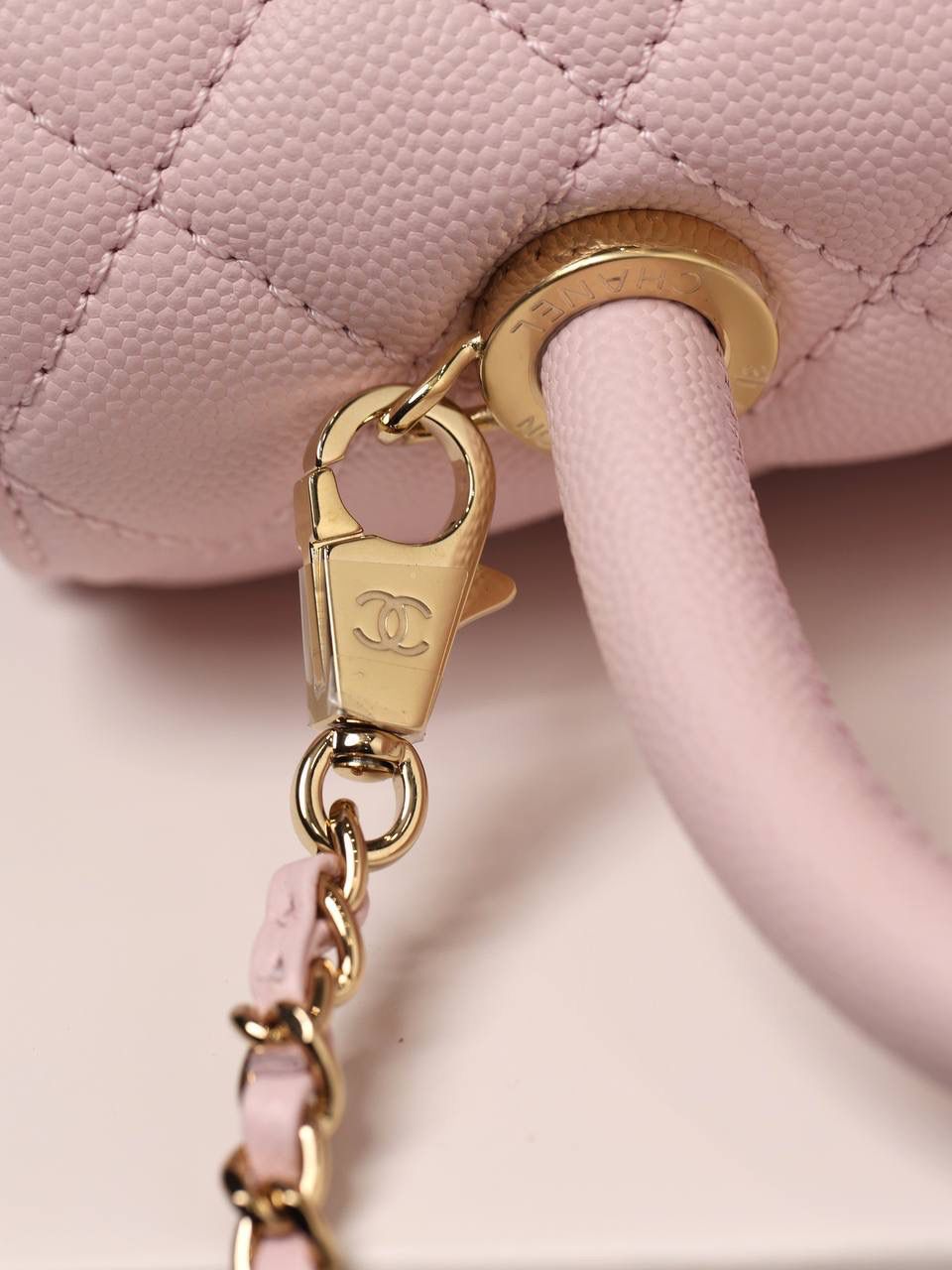 新coco handle小号粉色荔枝纹💞👜 已出货！和CF一个渠道的尾单货，拿过的都不用多介绍啦！新款驾到！独家渠道货！ 尺寸:14 X 24 X 10cm