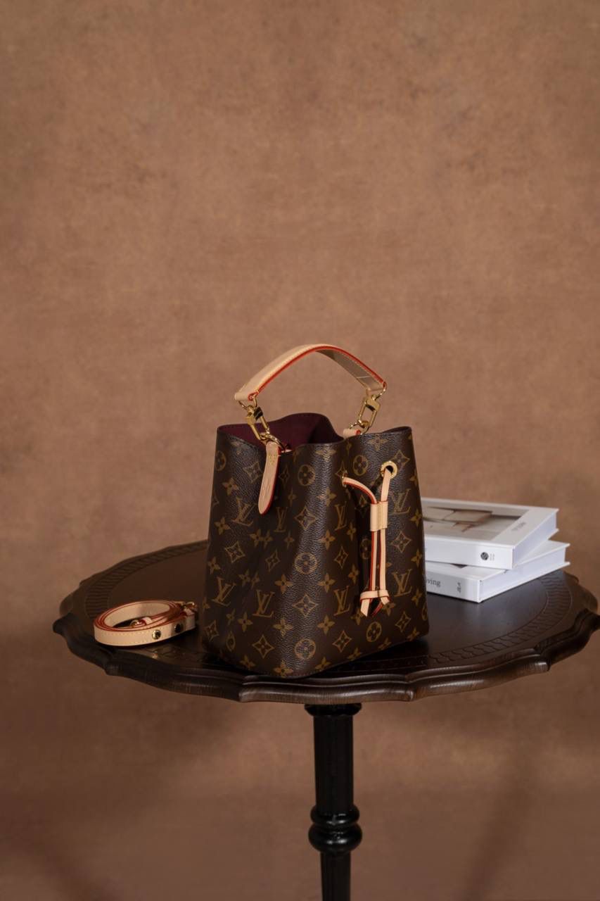 LV水桶包 BB🎀 这款 小水桶 NÉONOÉ BB 真的很吸睛，一看就会心动 😍✨ 📏 尺寸 20 × 20 × 13cm 小巧可爱 🥰，但容量 surprisingly OK～ 手机、钱包、钥匙、口红通通放得下， 出门完全没压力 💄📱