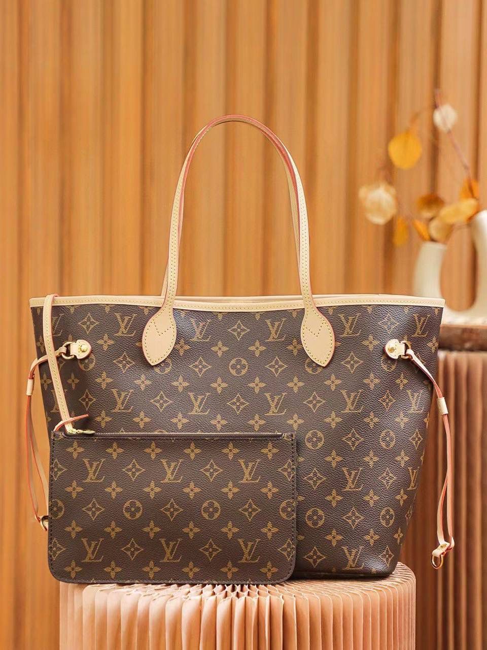 LV Neverfull 购物袋 👜✨ LV 最新款 Neverfull，经典款又升级啦 💕 里面有重新设计的内袋，用的是清新布料内衬，加一点复古小细节～ 还附送可拆拉链小包，可以单独拿来用，当手拿包也很可爱 🥰 经典 Monogram 帆布，加上亮亮的内衬颜色，看起来更年轻更活泼 ✨ 📏 中号尺寸：32 × 29 × 17 cm