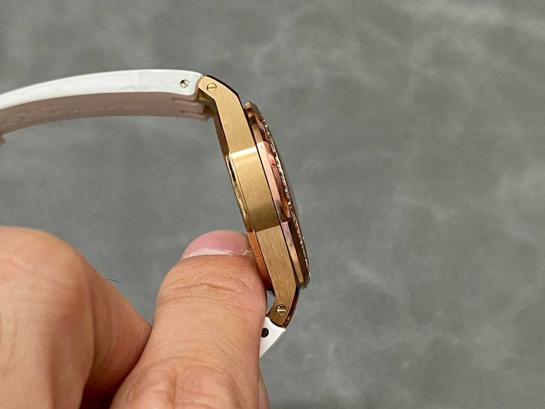 爱彼67601 尺寸33mm 全网女神看过来😍😍这款爱彼女表才是最具有性价比的… 爱彼皇家橡树系列型号67601石英腕表，皇家橡树系列独有的八角形外观还拥有爱彼独特的设计风格也将女士优雅风格融入其中，深受女明星们的爱戴，表带澳洲湾鳄鱼皮，即使只有33毫米的小尺寸，也将爱彼独有的纯净美感与刚毅线条展现的淋漓尽致💝💖💘而镶满钻石的表圈也为佩戴的女士增添了更多的柔美。（32颗明亮式切割美钻）巴蒂镶嵌一枚半透明凸面蓝宝石，搭载瑞士进口石英机芯，拥有实用的日历显示功能，女士们佩戴起来不会显得沉重 ！