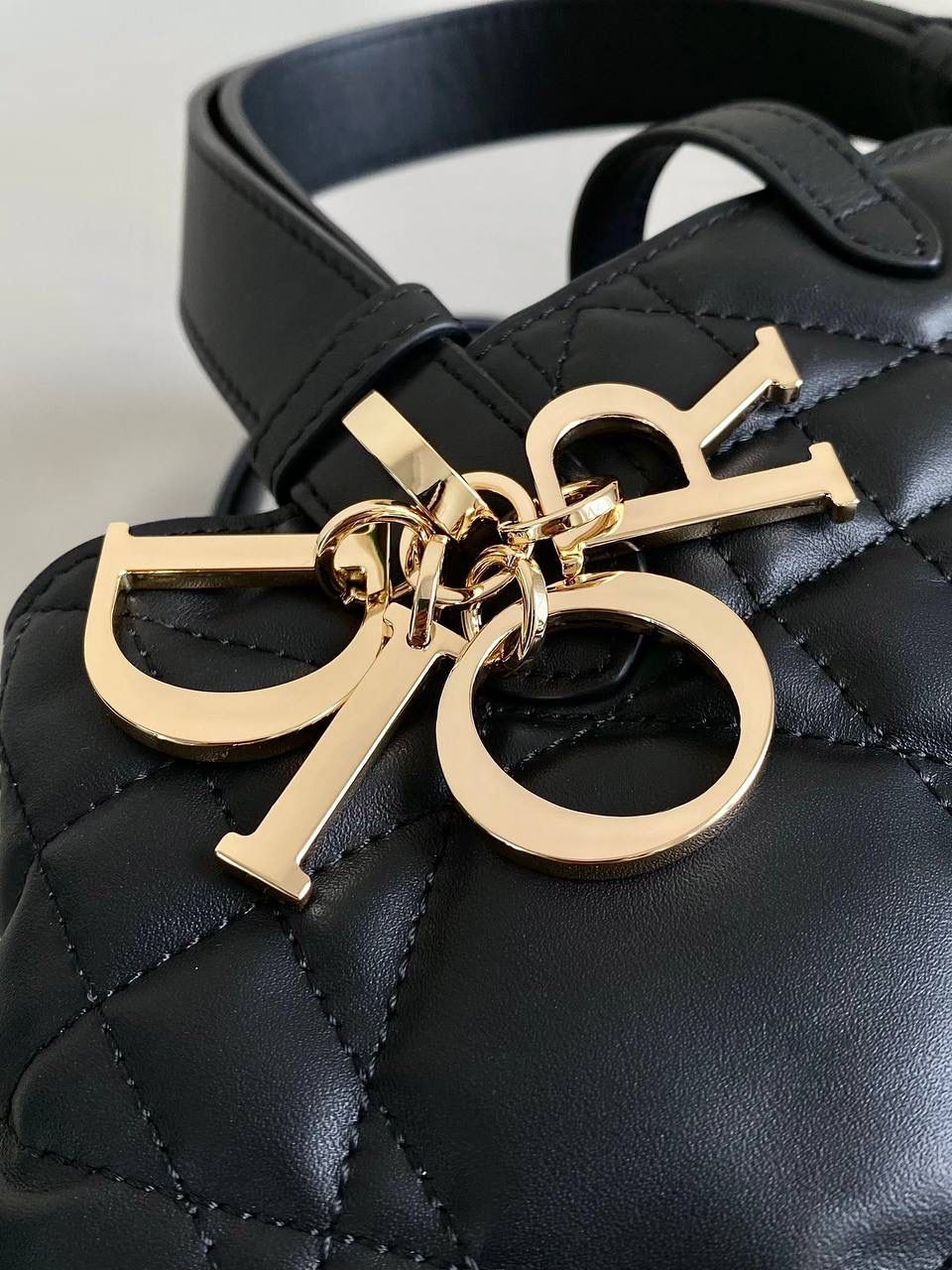 🈶黑色中号 𝗗𝗜𝗢𝗥 𝗧𝗼𝘂𝗷𝗼𝘂𝗿𝘀手袋，大爆款 即出即断，供不应求的一只啊 时尚敏锐度高的早已经抢先背了 比想象中更酷，又飒且慵懒的感觉 熟悉的超大藤格纹和近年来惯用CD搭扣 解开卡扣从方包变成托特大包，真绝了😍✨ 28.5×19×21.5cm，#m1292m