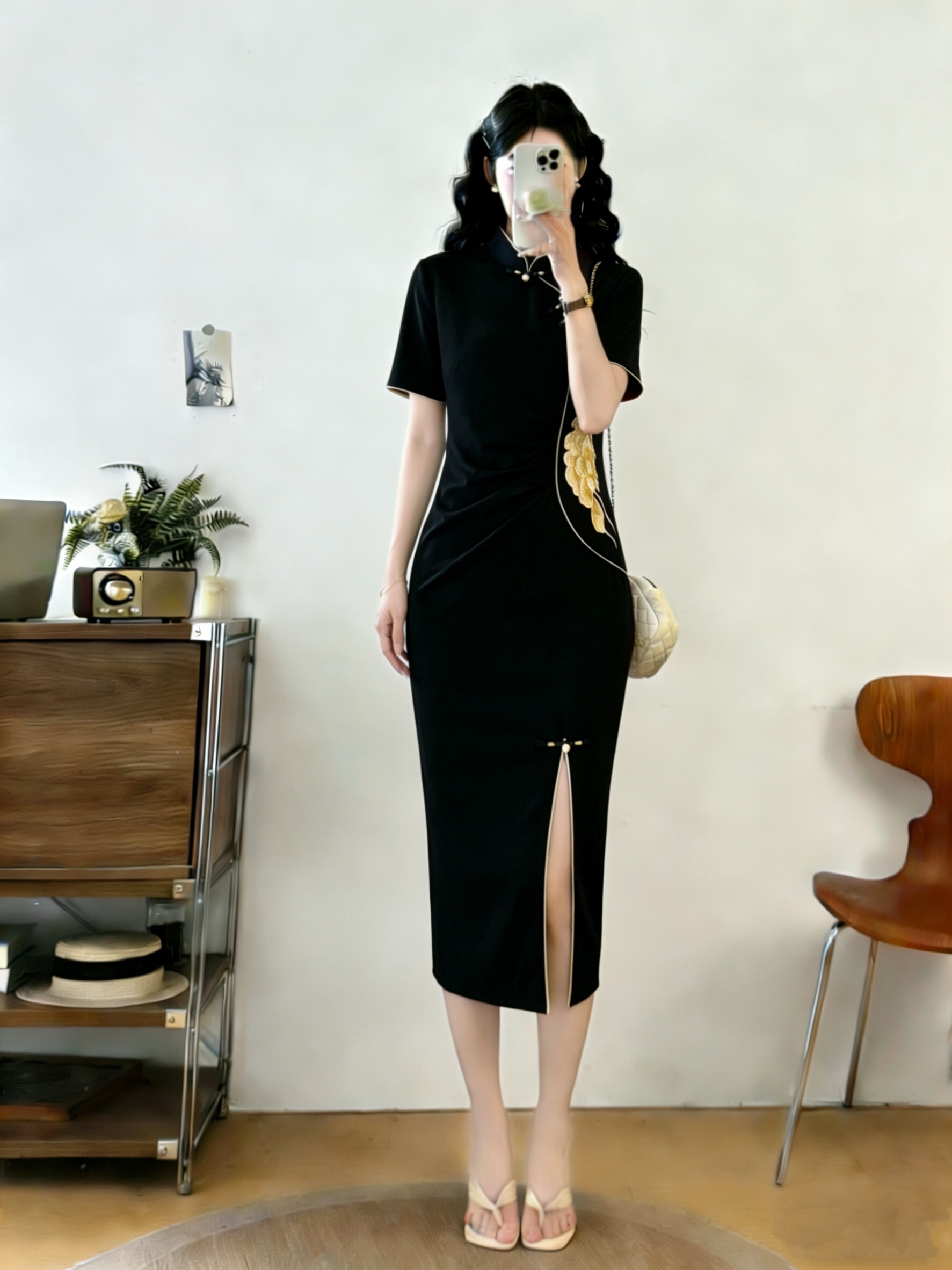 B180(6012) 新中式复古腰边牡丹刺绣下摆盘扣开角黑红旗袍连身裙