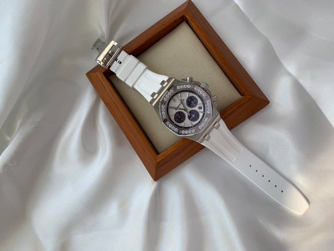 爱彼女款、小红书爆款，喜欢大表盘的女生、必备款，表盘37MM、蓝宝石防刮花玻璃，316精钢表壳、纯手工镶嵌32颗莫桑钻、搭配瑞士多功能石英机芯精准走时，表带采用进口橡胶工艺，佩戴舒适不过敏、折叠扣设计，佩戴便捷，数量有限，先到先得，多种色系，穿搭任选！