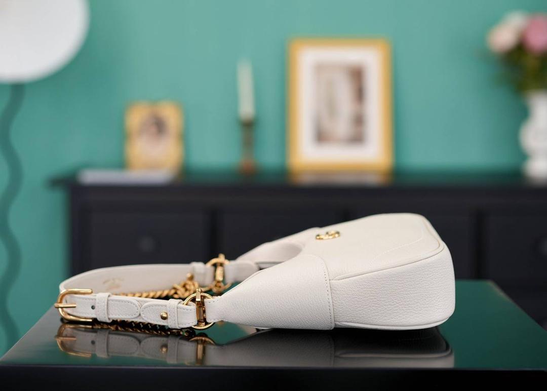 🥯Aphrodite系列小号新月造型肩背包 白色25cm 正品售价,500 复古又高级的新月造型，近期热搜新品 版型超正，实物真的超级美 山羊皮柔软但却耐造 三根肩带，实现多种背法~ 官方款号 731817 尺寸：25x 19x7cm